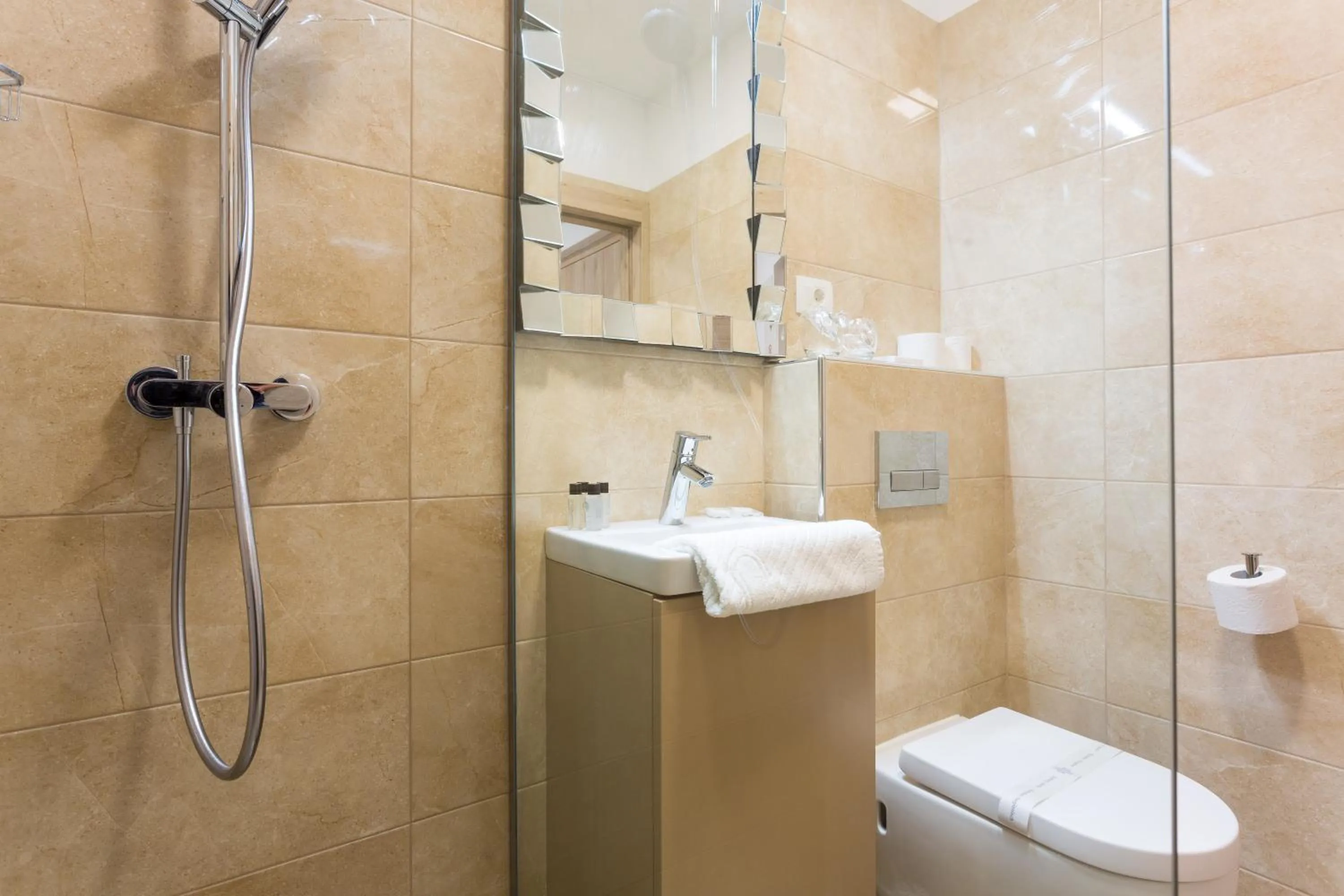 Bathroom in Central Pearl by Nono Ban Rooms