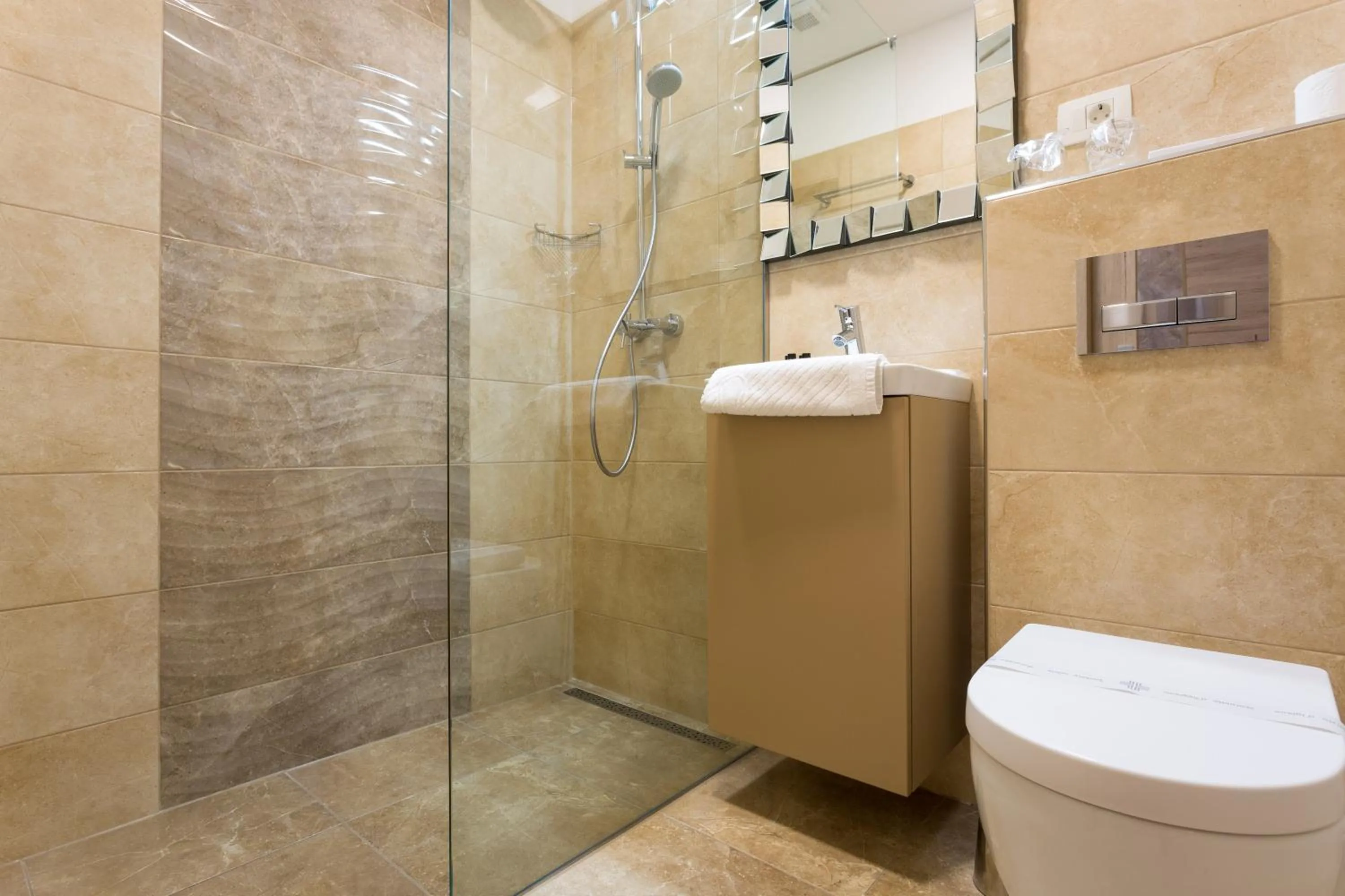 Bathroom in Central Pearl by Nono Ban Rooms