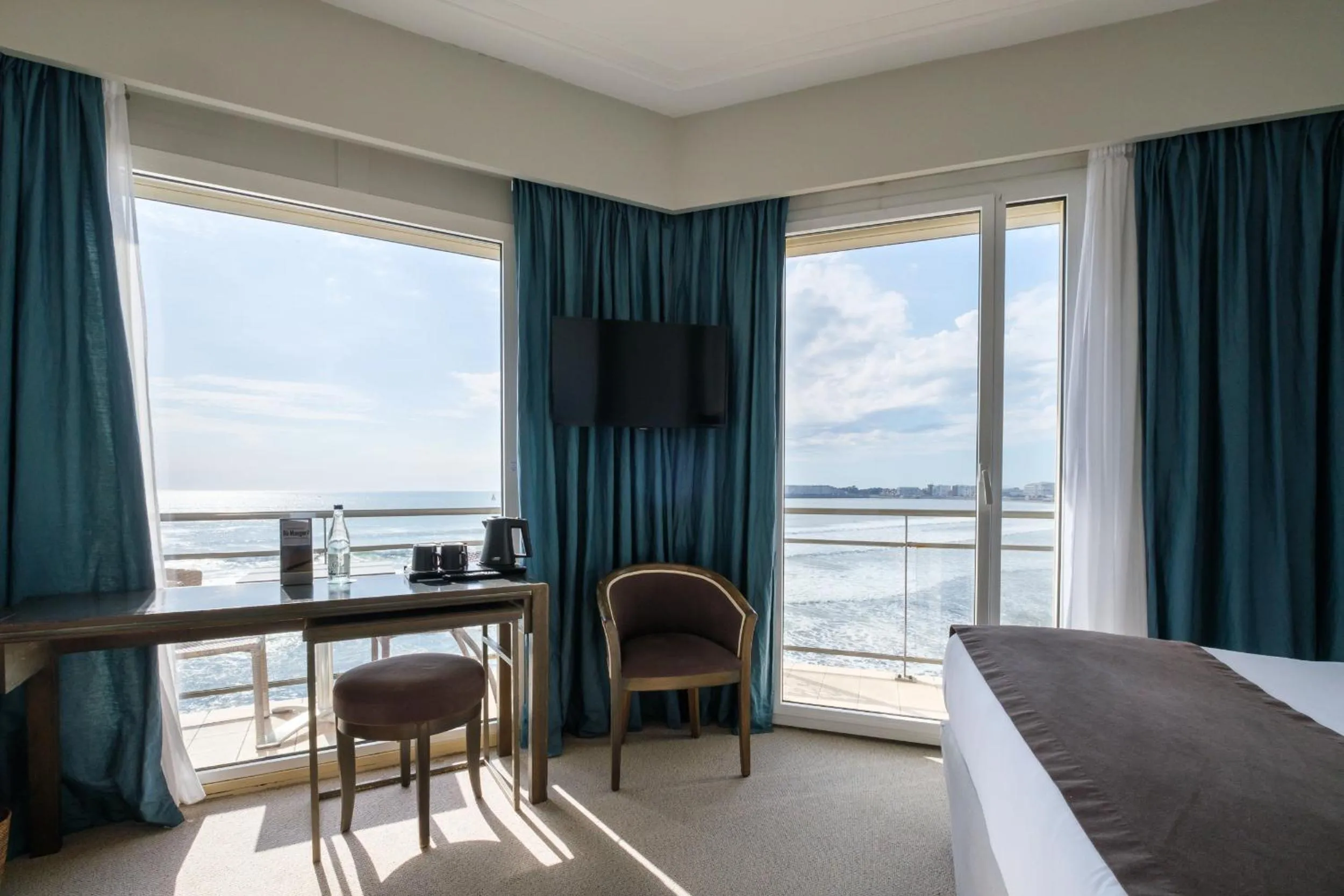 Sea view, Bed in Hotel & Spa Les Roches Noires