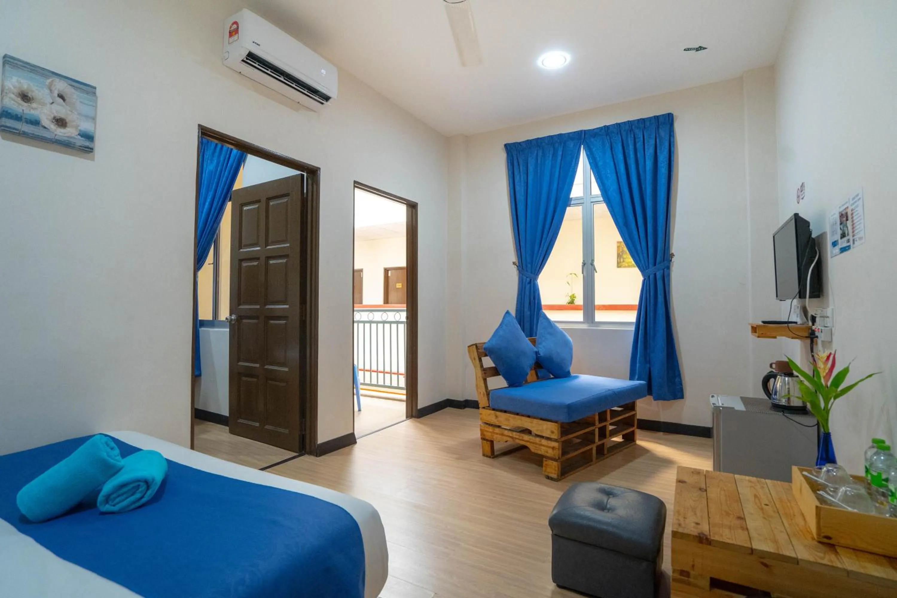 Seating area, Bed in Paretto Seaview Hotel