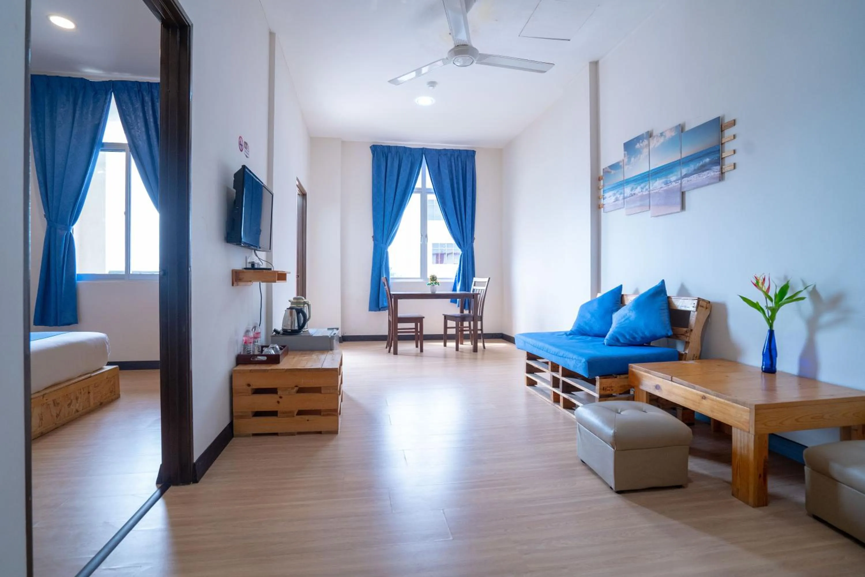 Living room, Bed in Paretto Seaview Hotel