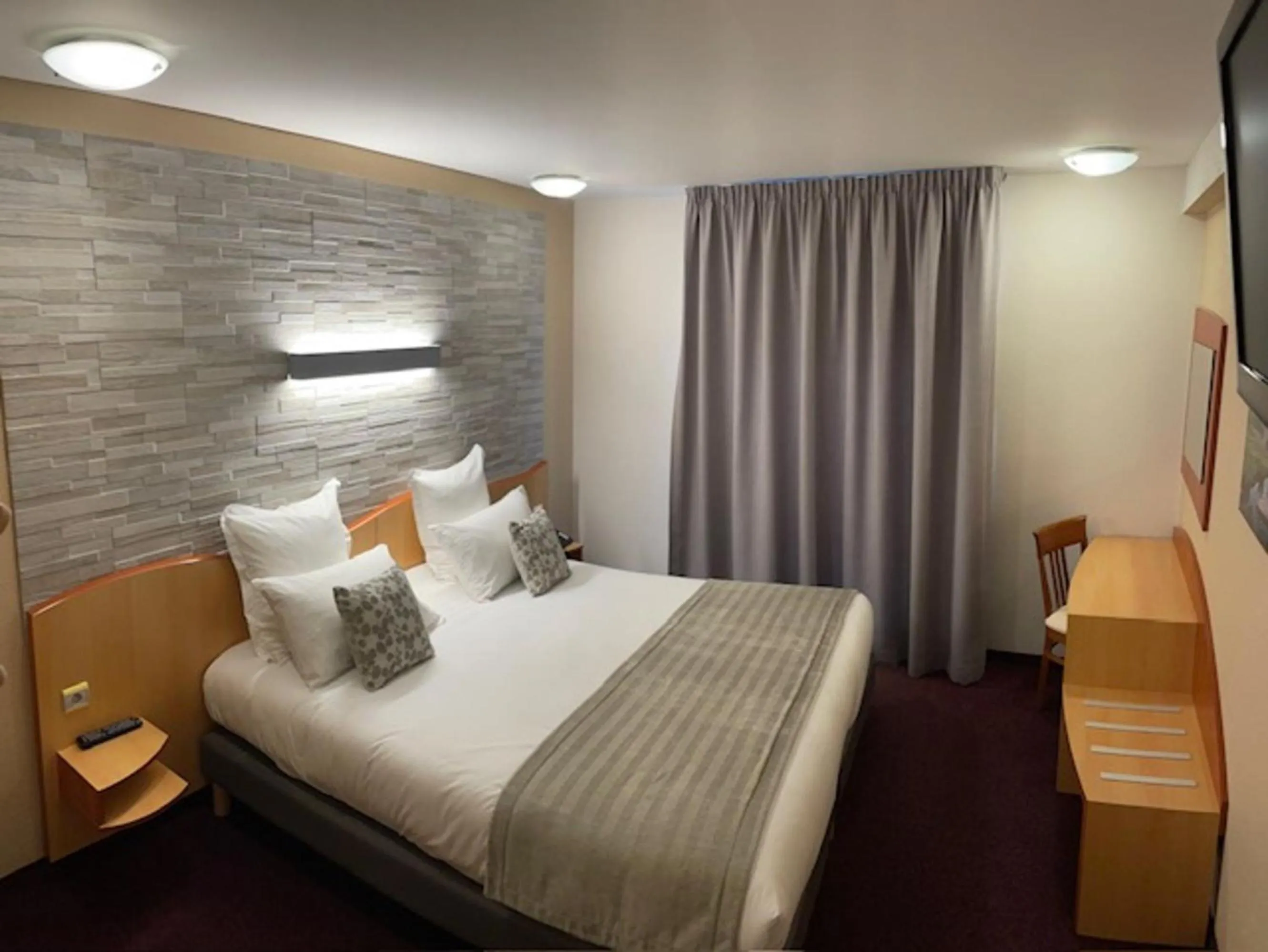 Photo of the whole room in Hôtel Saint Georges