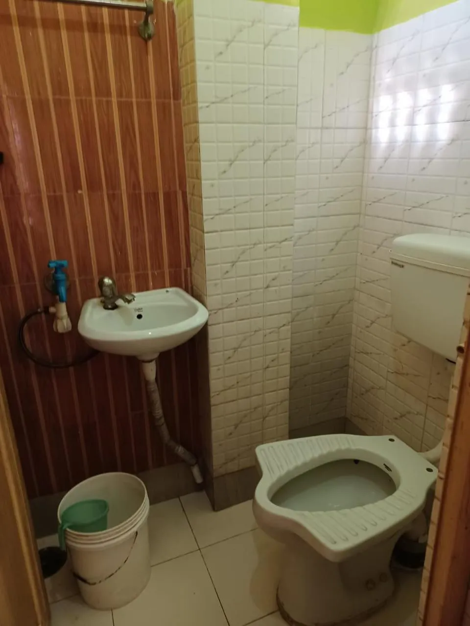 Shower in Jagannath Guest House