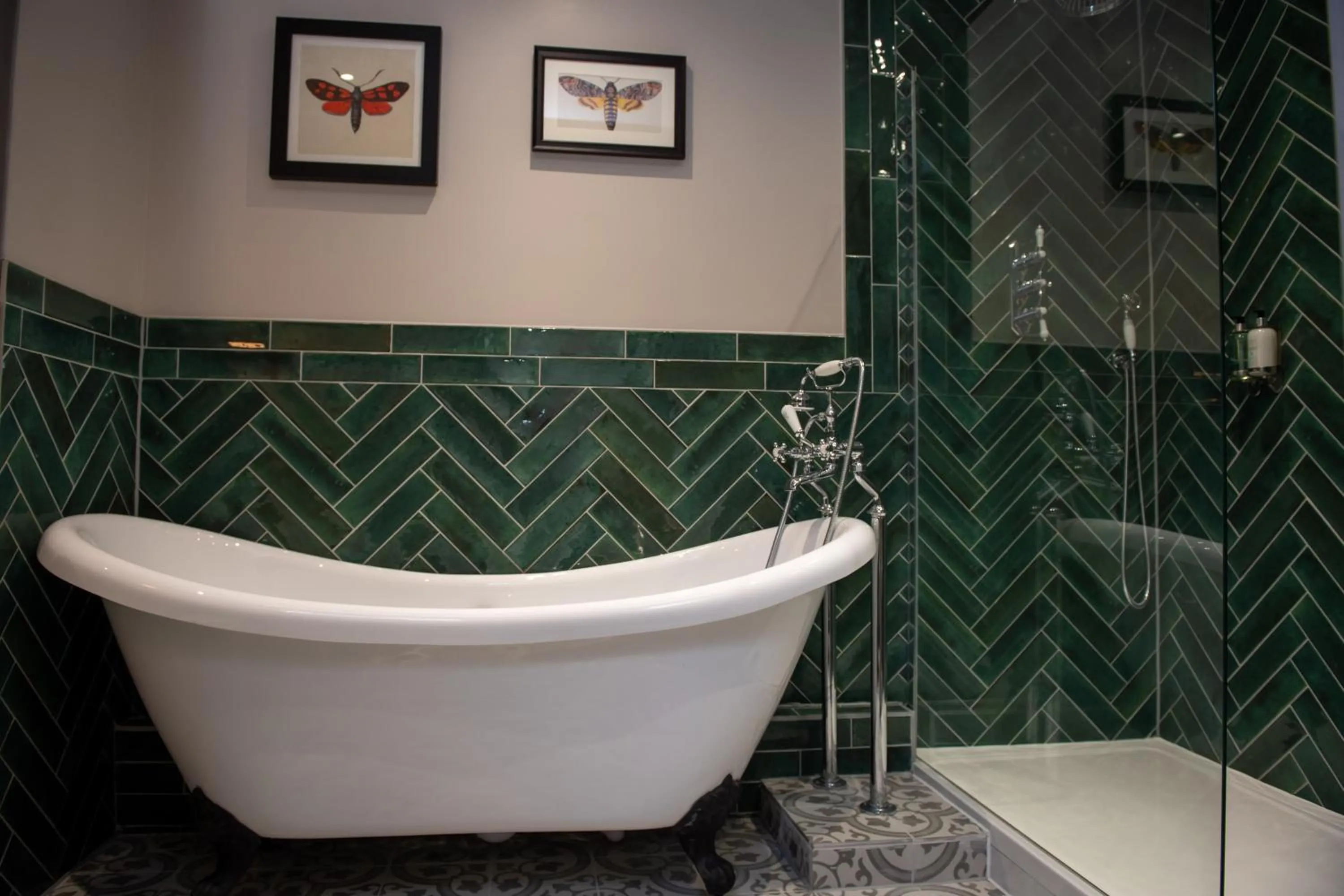 Bath in The Red Lion Inn by Chef & Brewer Collection
