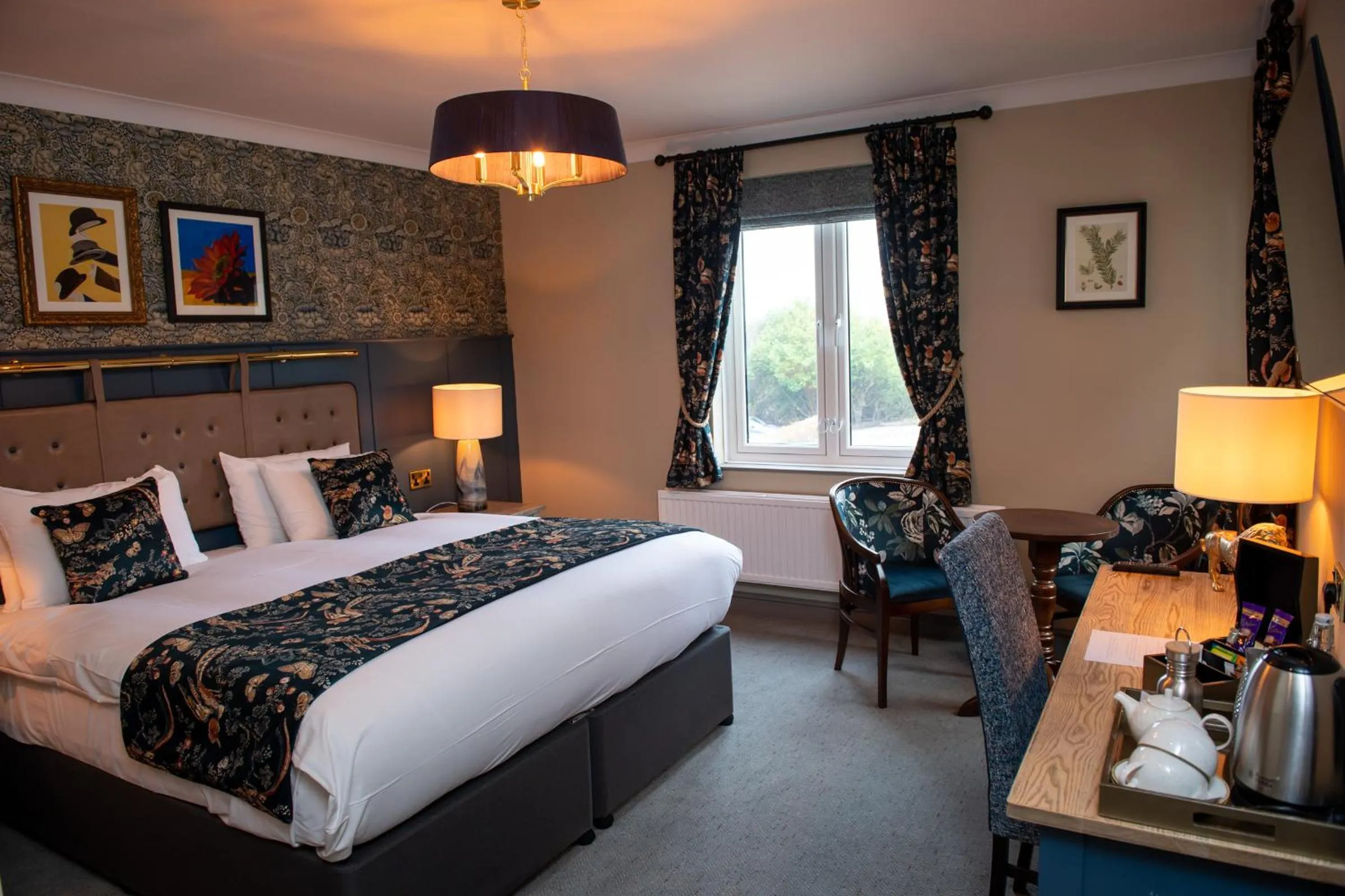 Photo of the whole room, Bed in The Red Lion Inn by Chef & Brewer Collection