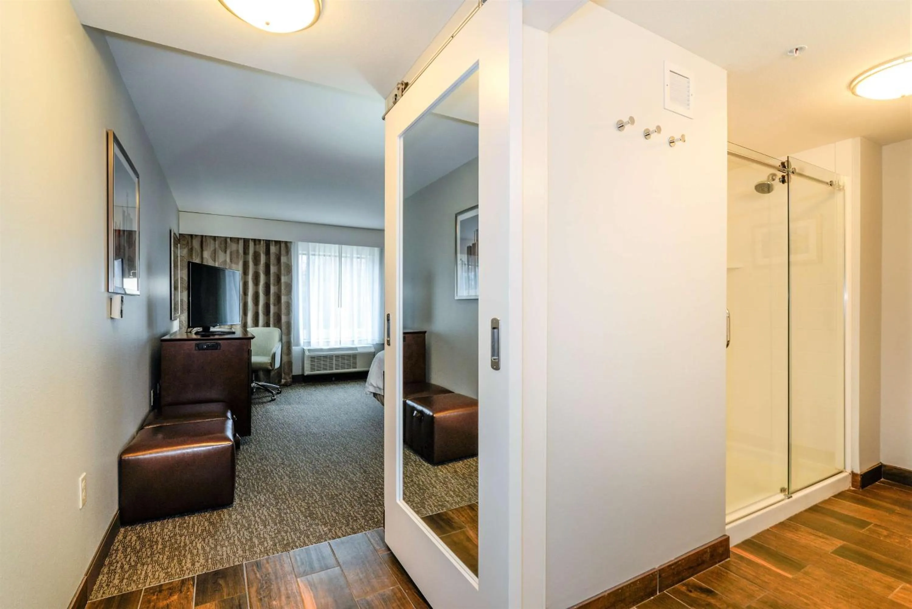 Bed in Hampton Inn Brighton Mi