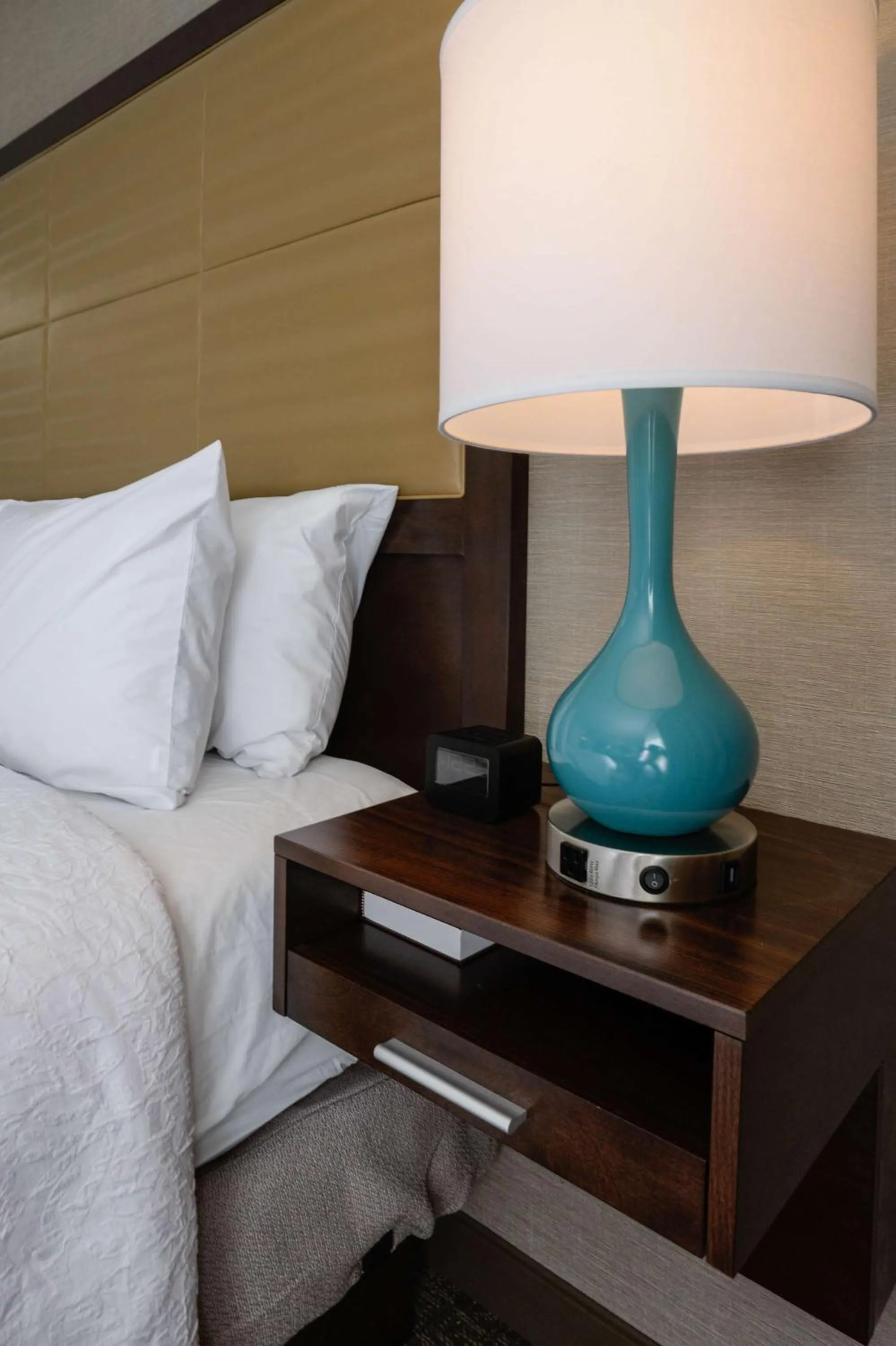 Bed in Hampton Inn Brighton Mi