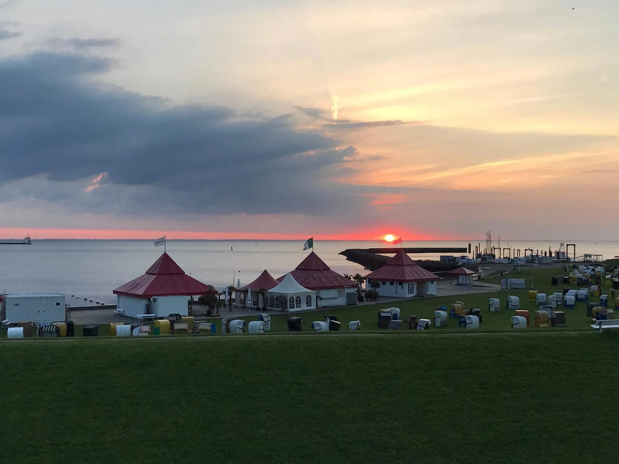 Summer in Seaside Apartments Austernbank