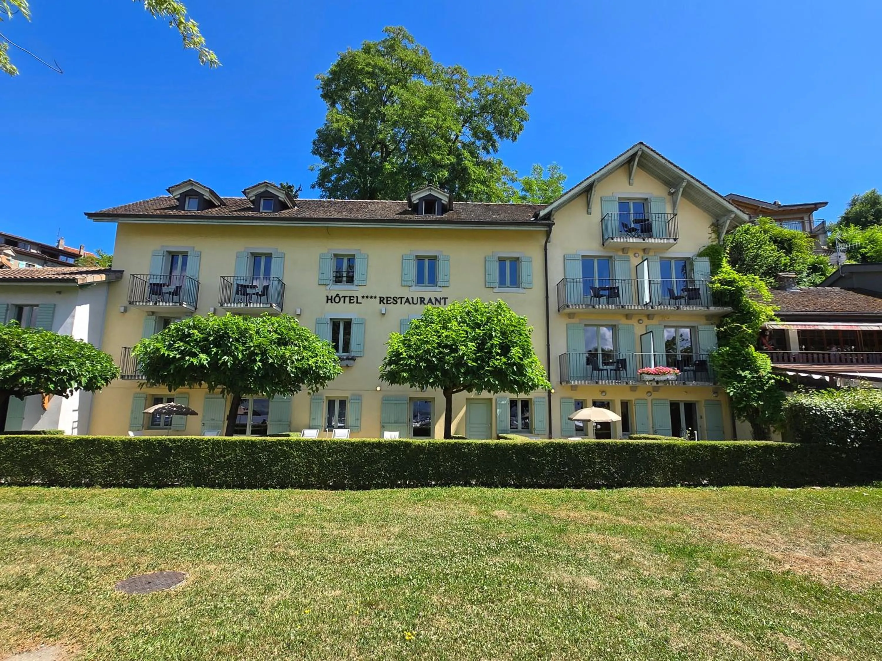 Property building in Hôtel La Riviera Victoria