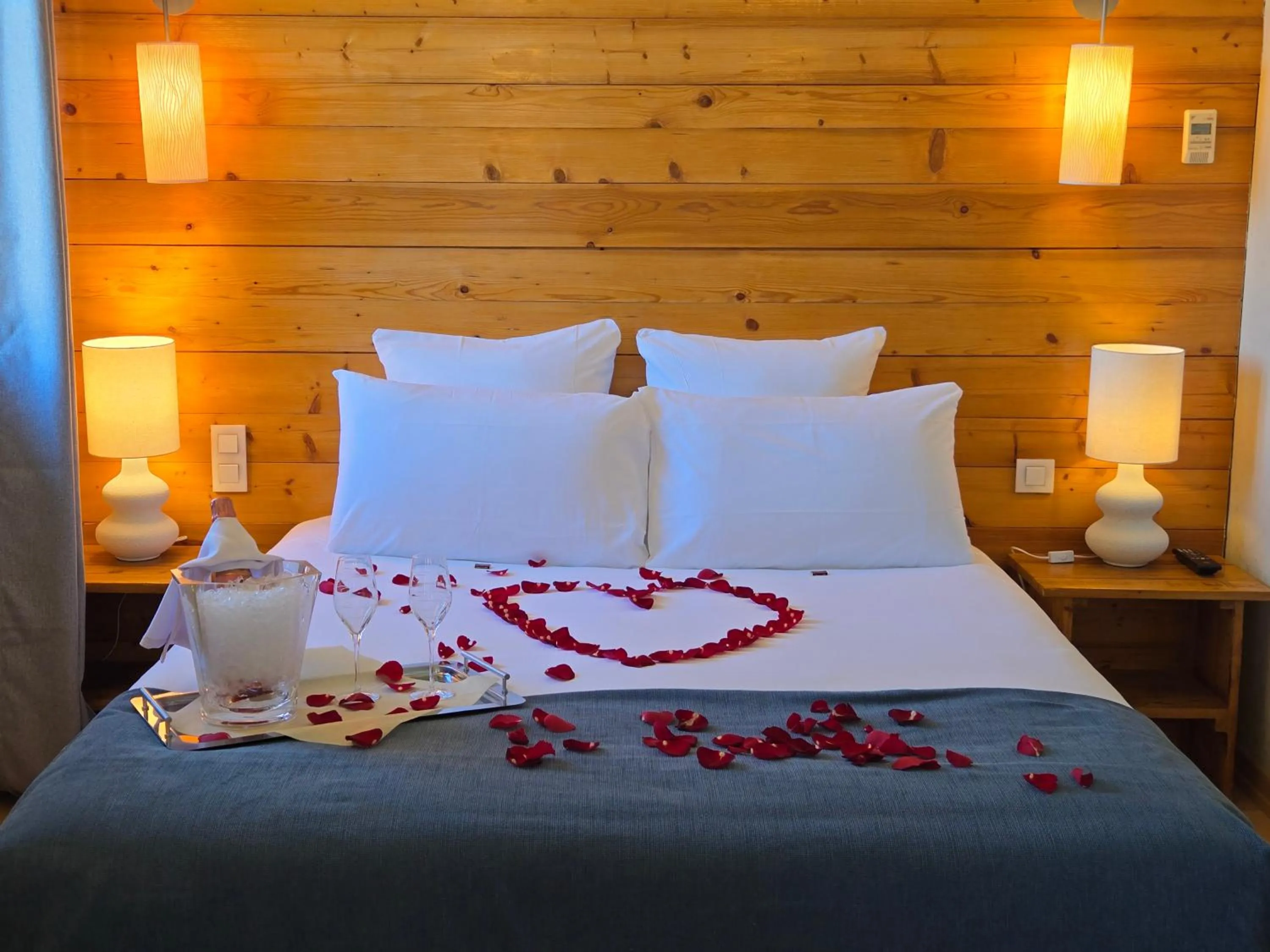 Photo of the whole room, Bed in Hôtel La Riviera Victoria