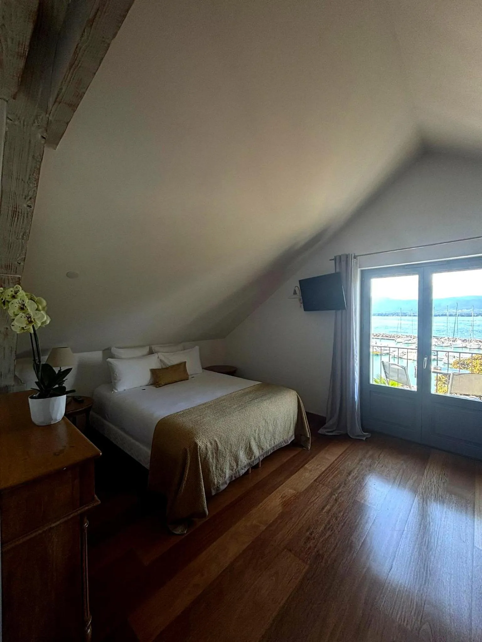 Natural landscape, Bed in Hôtel La Riviera Victoria