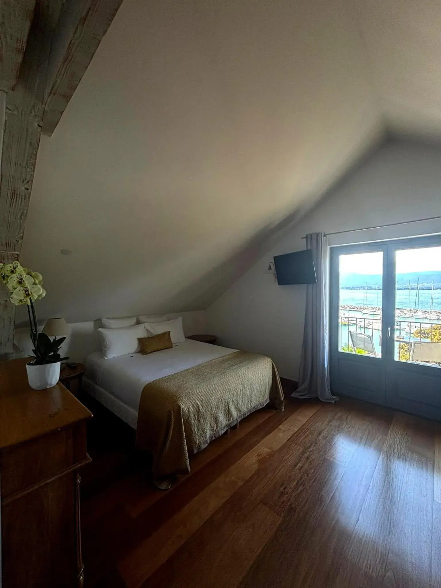 Family Room with Lake View in Hôtel La Riviera Victoria Family Room with Lake View in Hôtel La Riviera Victoria