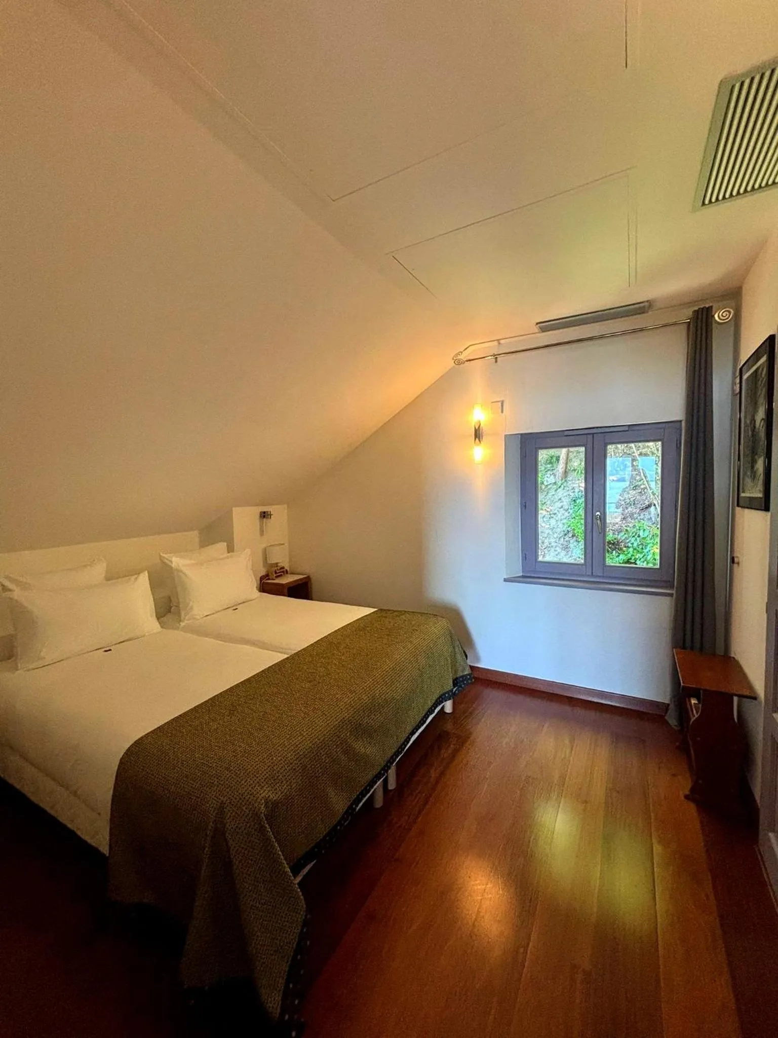 Photo of the whole room, Bed in Hôtel La Riviera Victoria