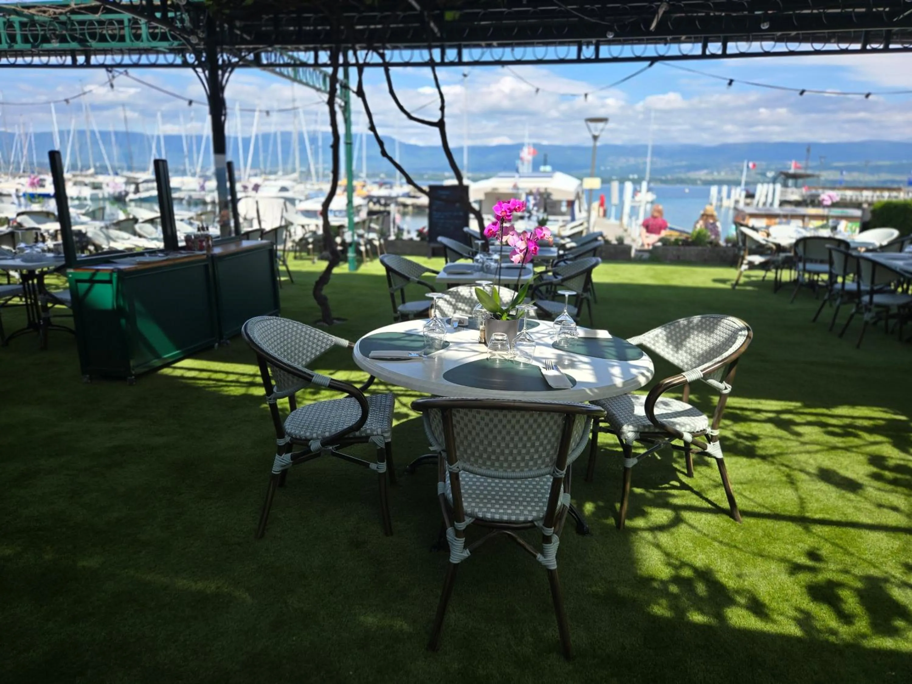 Restaurant/places to eat in Hôtel La Riviera Victoria