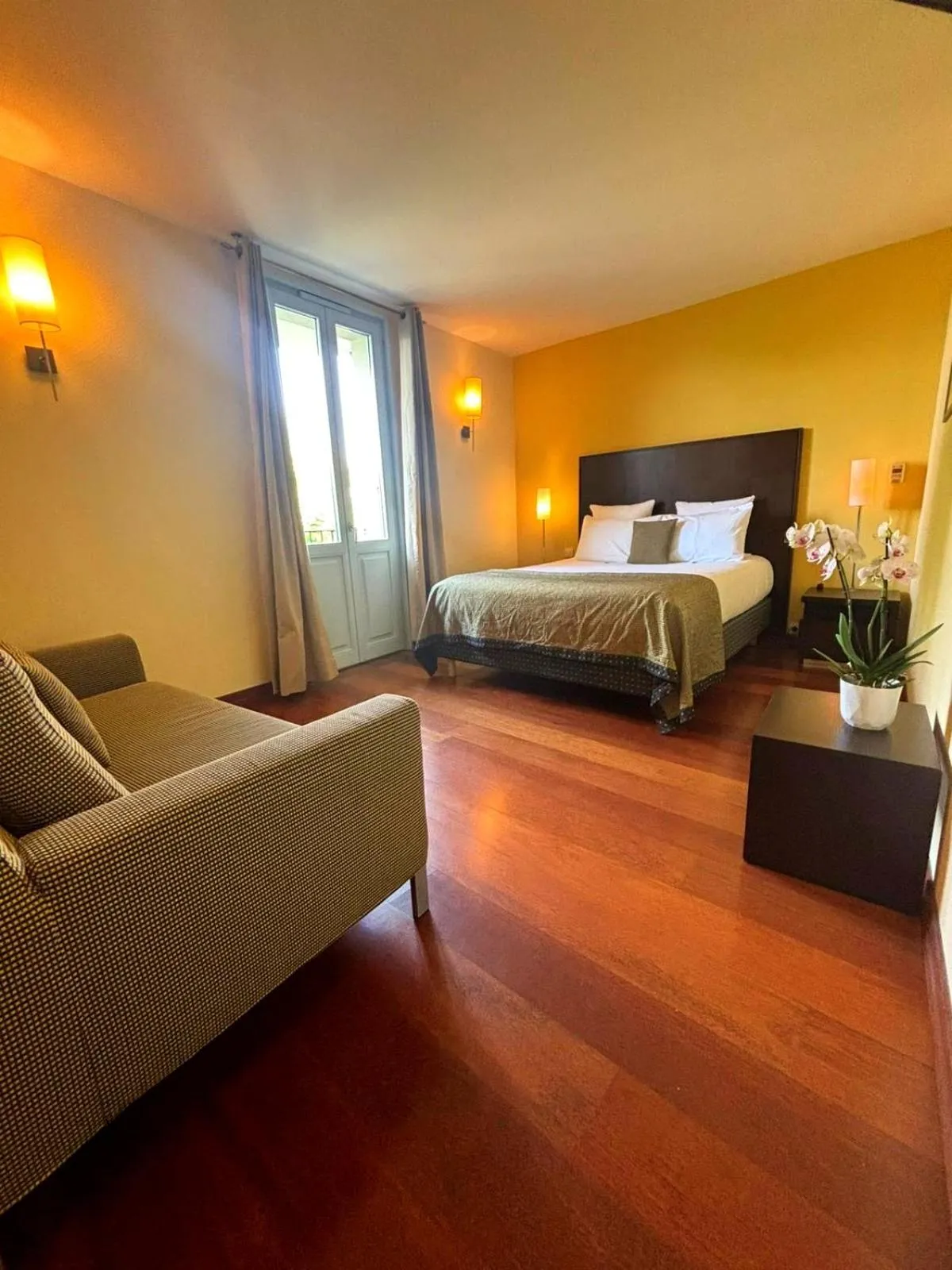 Living room, Bed in Hôtel La Riviera Victoria