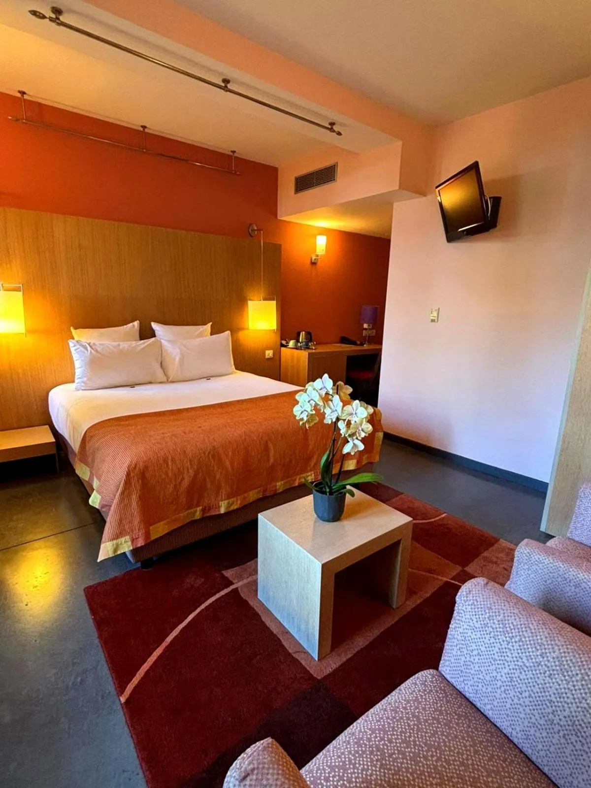 Living room, Bed in Hôtel La Riviera Victoria