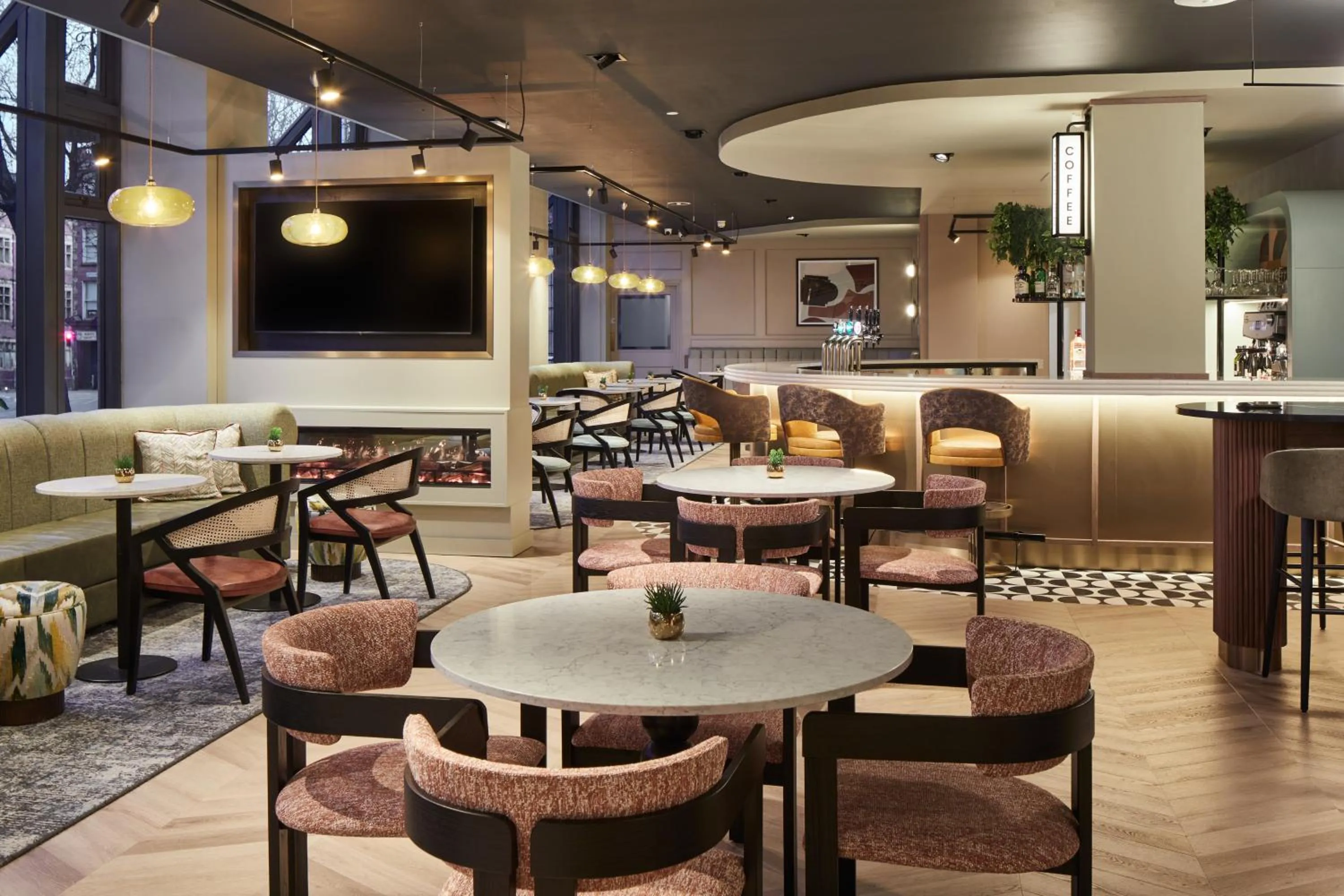 Lounge or bar in Leonardo Hotel Dublin Christchurch