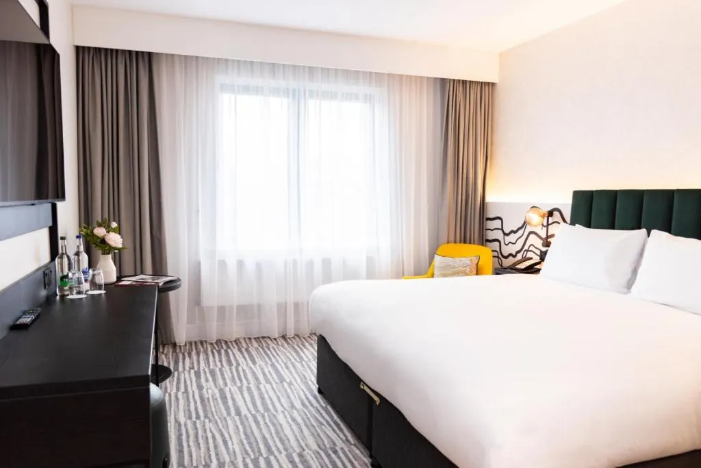 Bedroom, Bed in Leonardo Hotel Dublin Christchurch