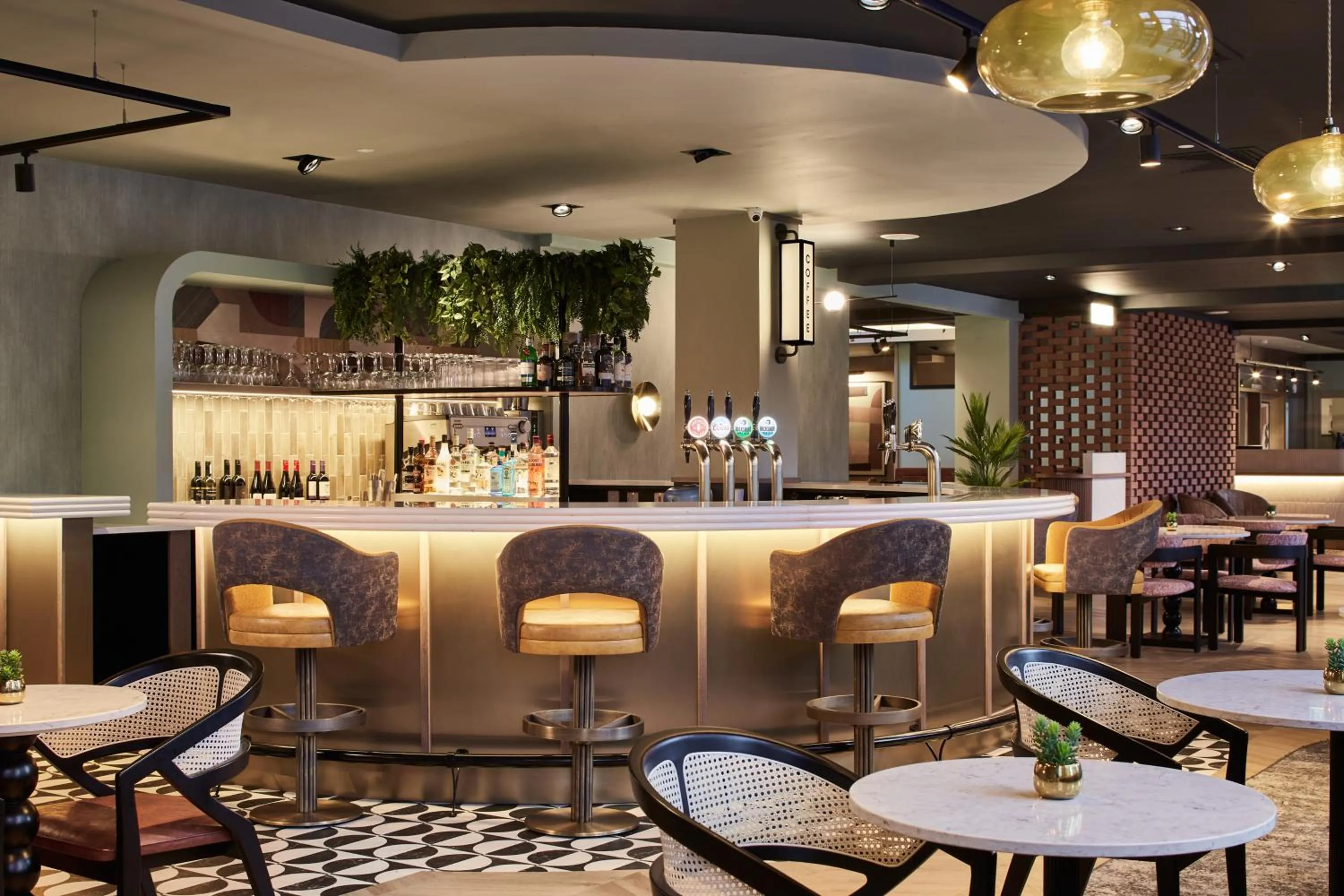 Lounge or bar in Leonardo Hotel Dublin Christchurch
