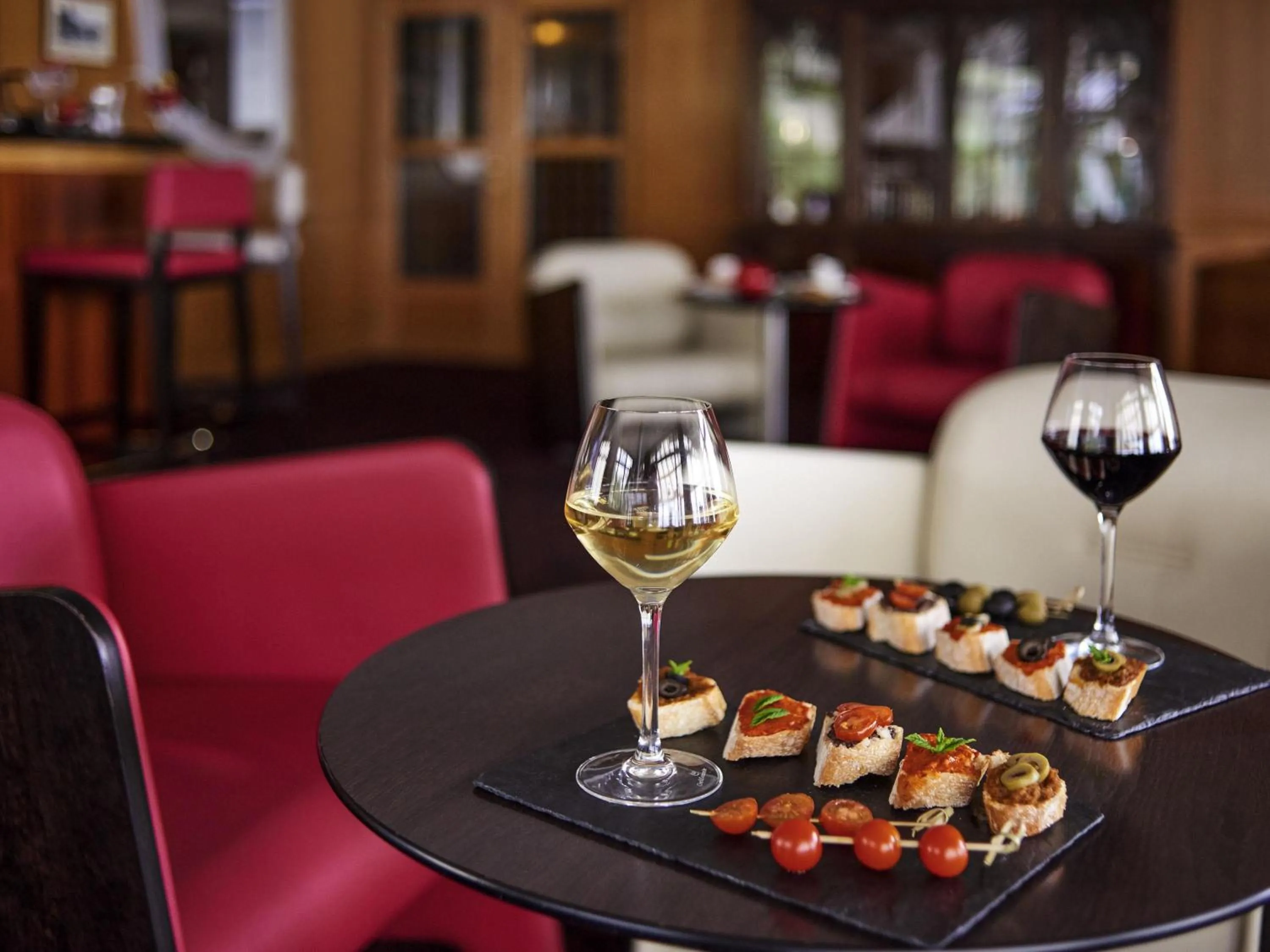 Lounge or bar in Mercure Granville Le Grand Large