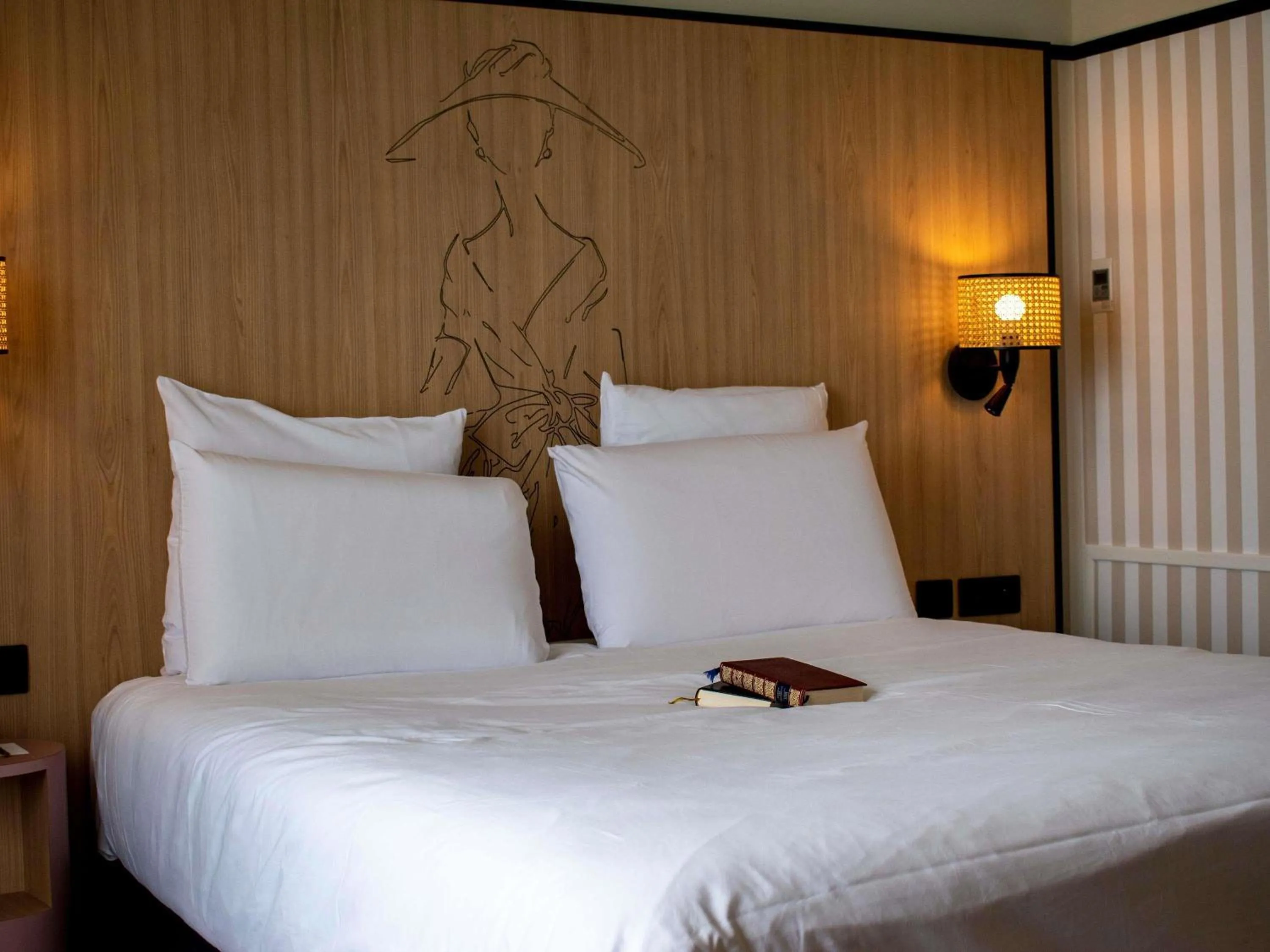 Bedroom, Bed in Mercure Granville Le Grand Large