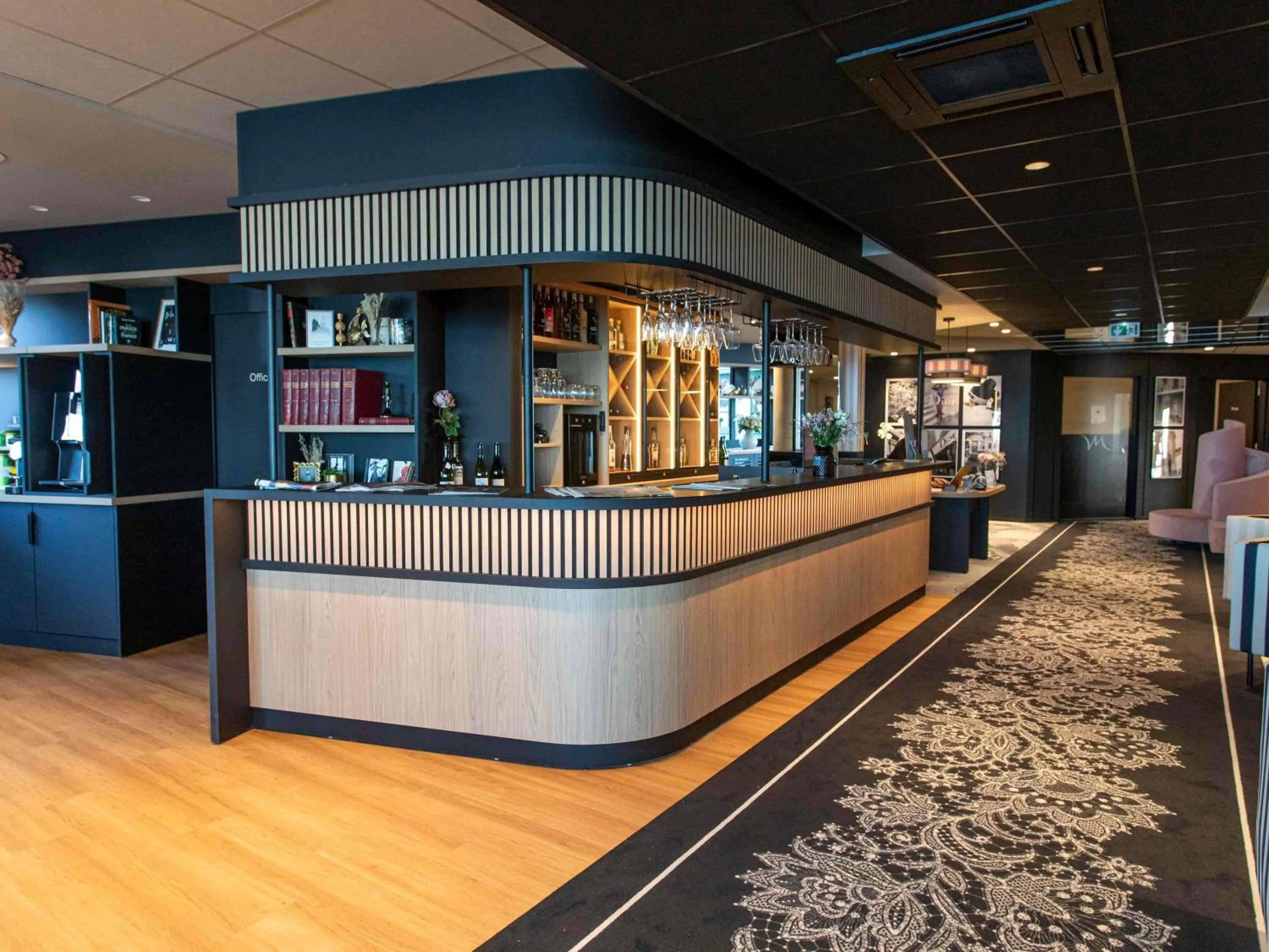 Lounge or bar in Mercure Granville Le Grand Large