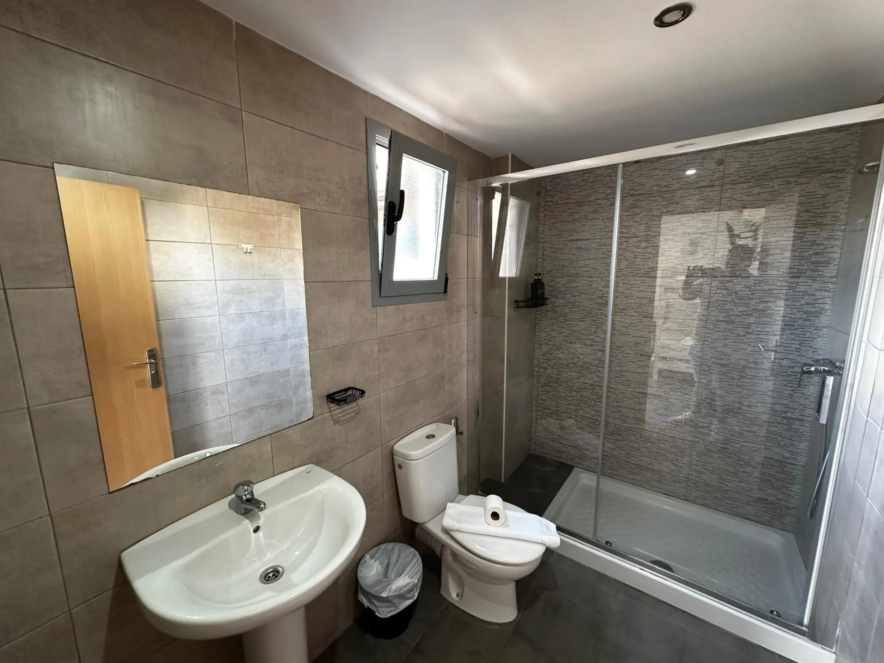 Twin Room with Private Bathroom in New Art Hostel - Albergue Juvenil Twin Room with Private Bathroom in New Art Hostel - Albergue Juvenil