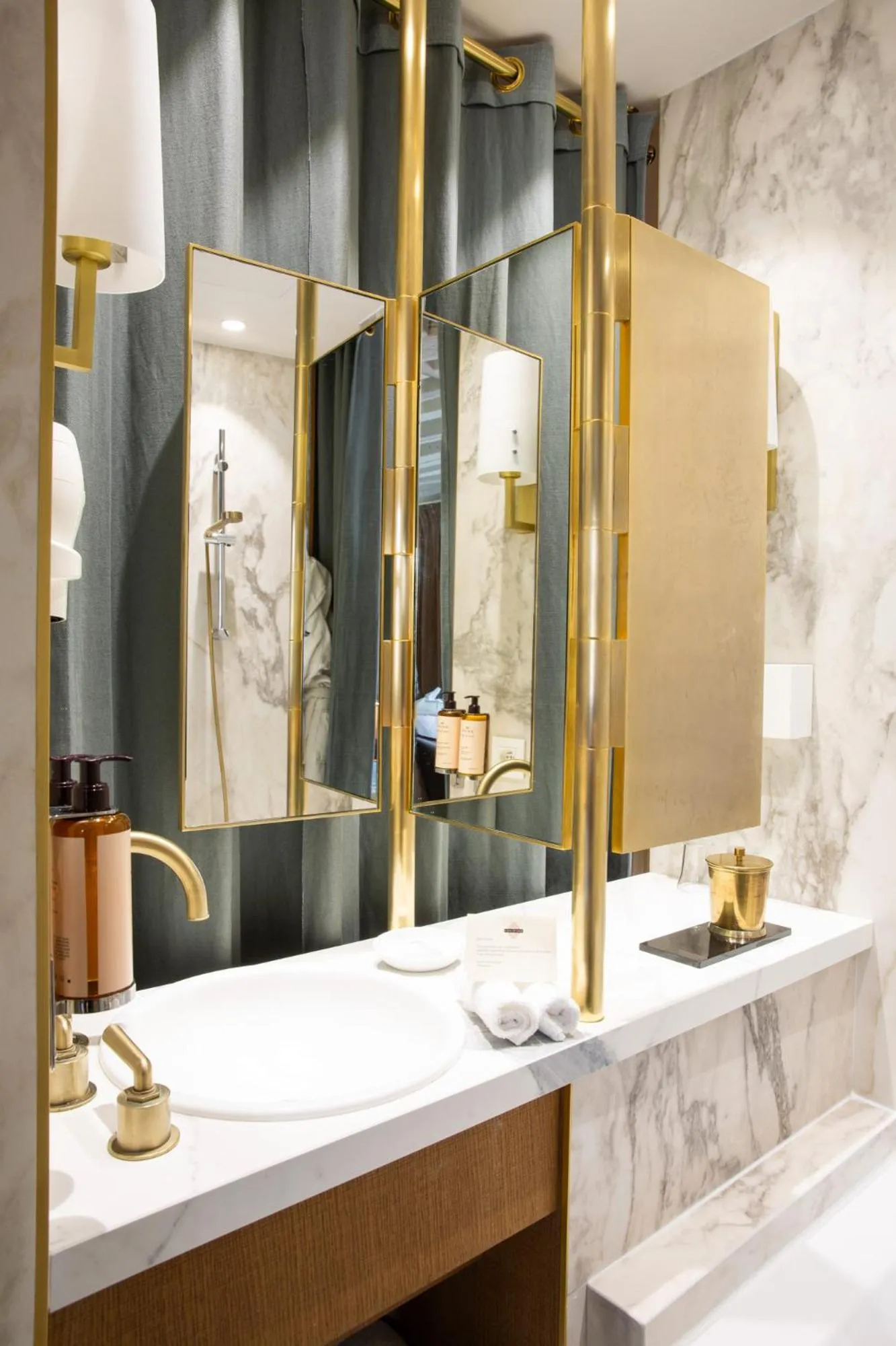 Bathroom in Hôtel Le Relais Saint-Germain