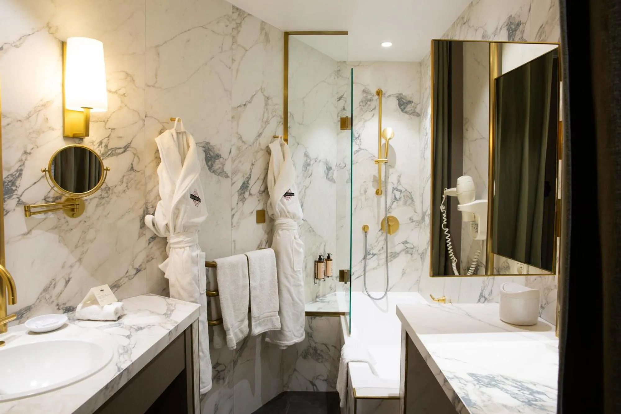 Bathroom in Hôtel Le Relais Saint-Germain