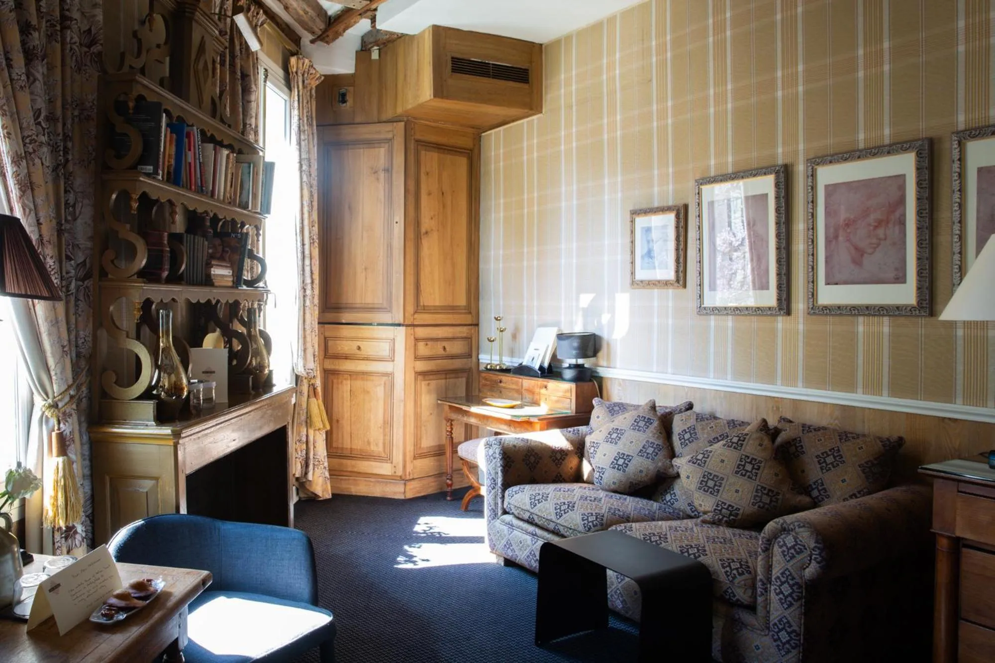 Bedroom in Hôtel Le Relais Saint-Germain