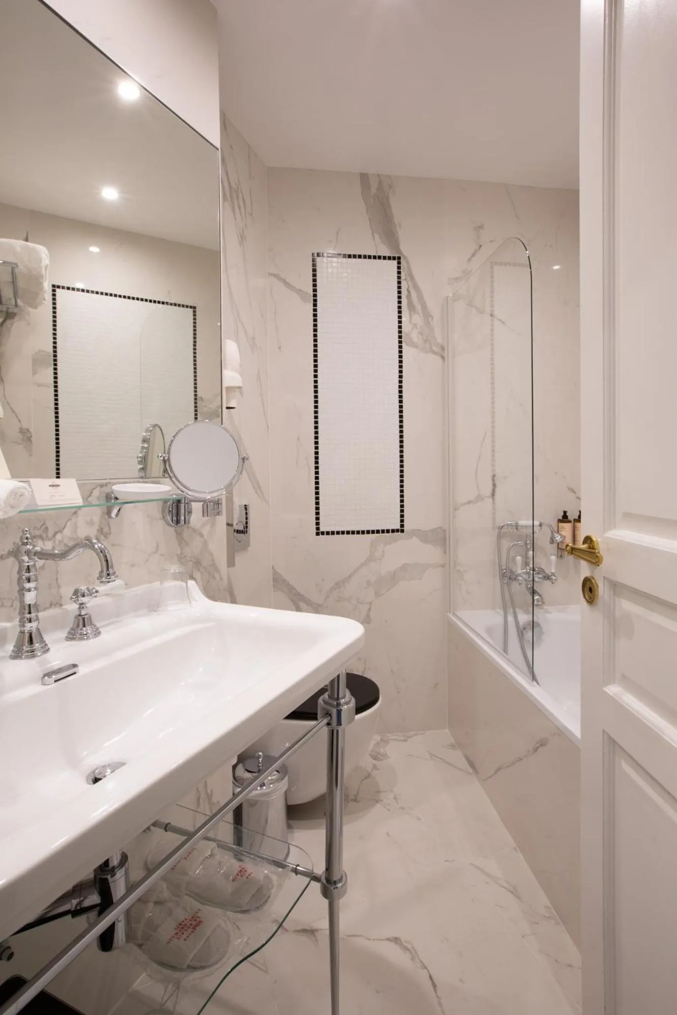 Bathroom in Hôtel Le Relais Saint-Germain