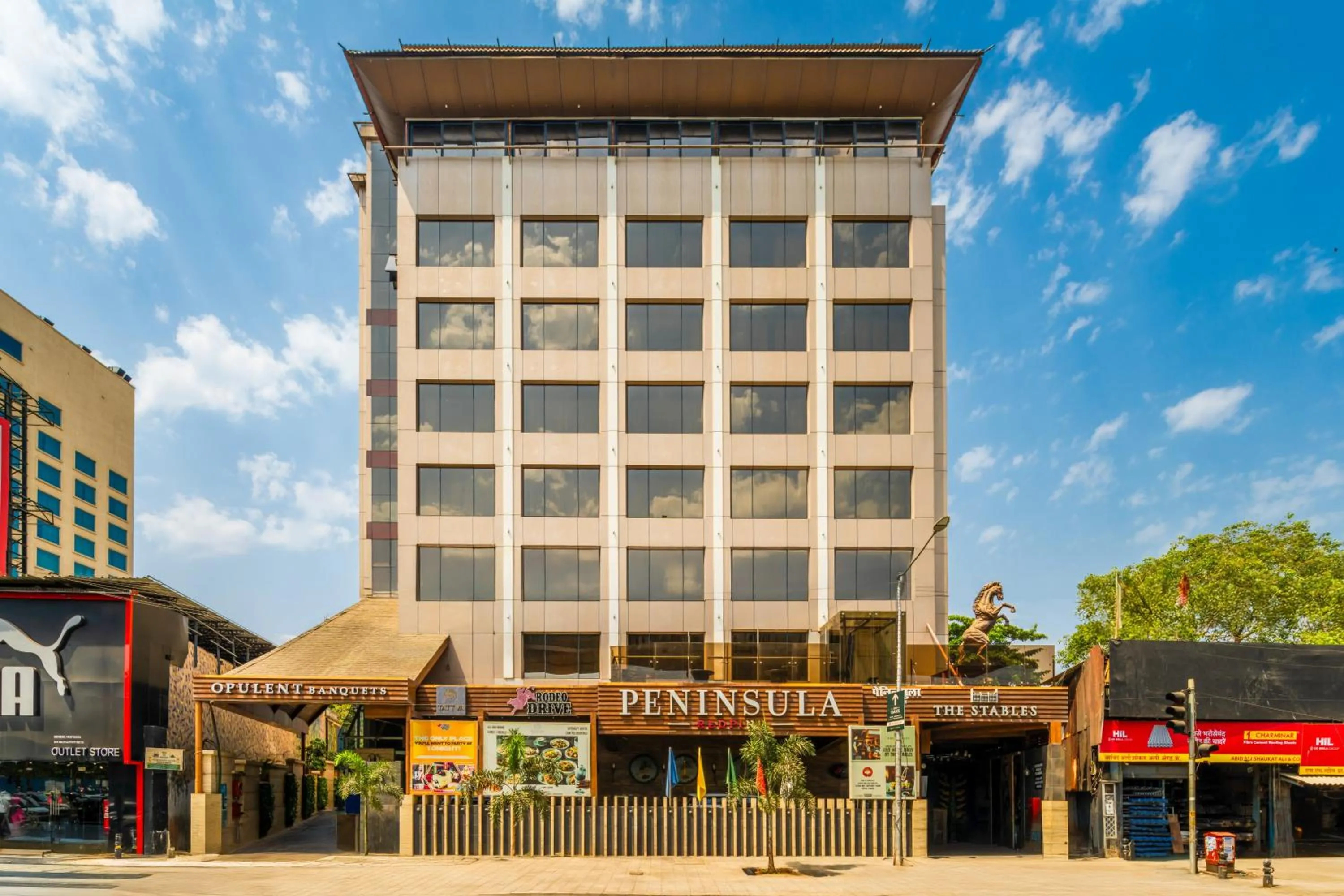 Property building in Hotel Peninsula Redpine