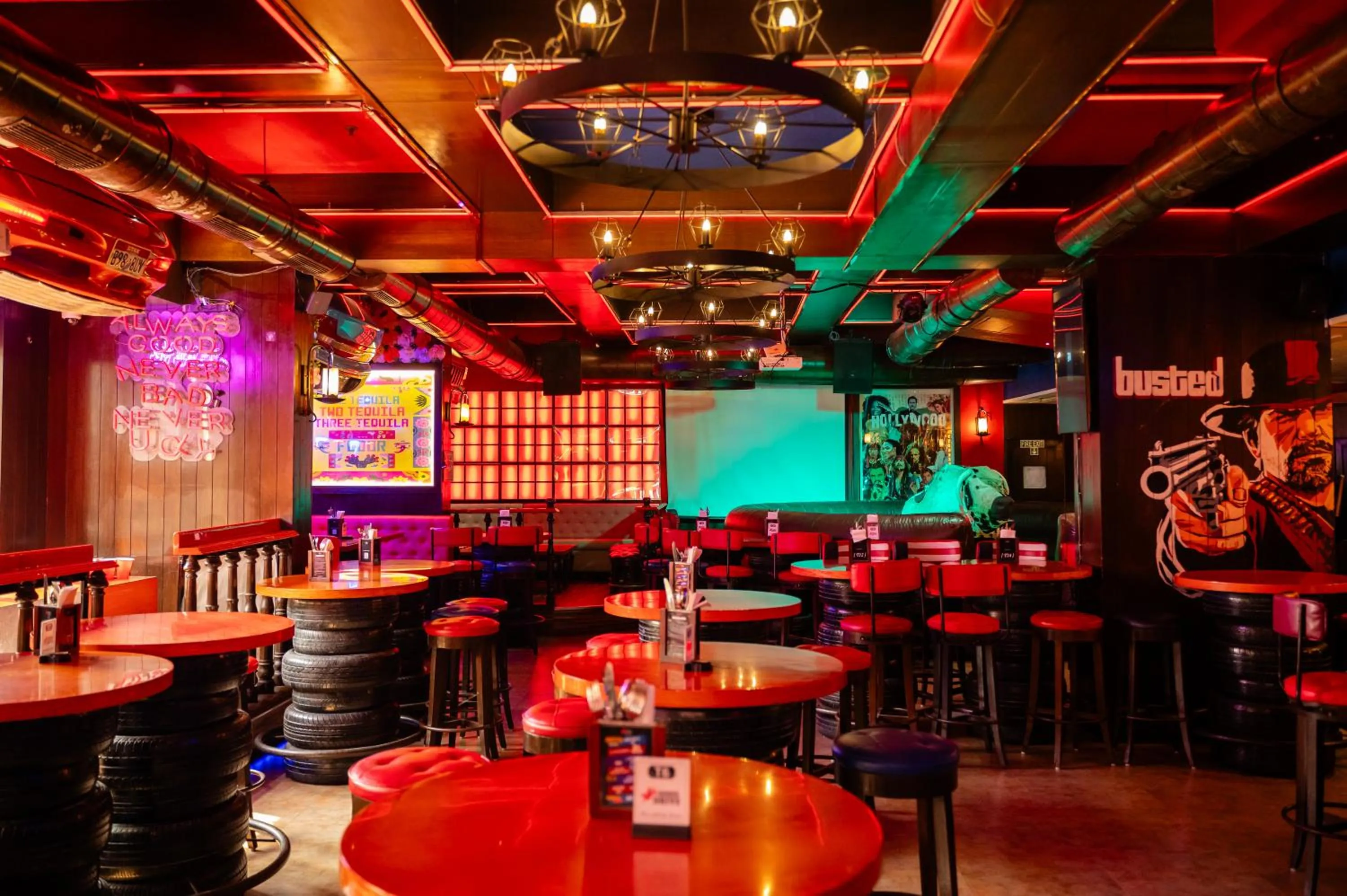 Lounge or bar in Hotel Peninsula Redpine