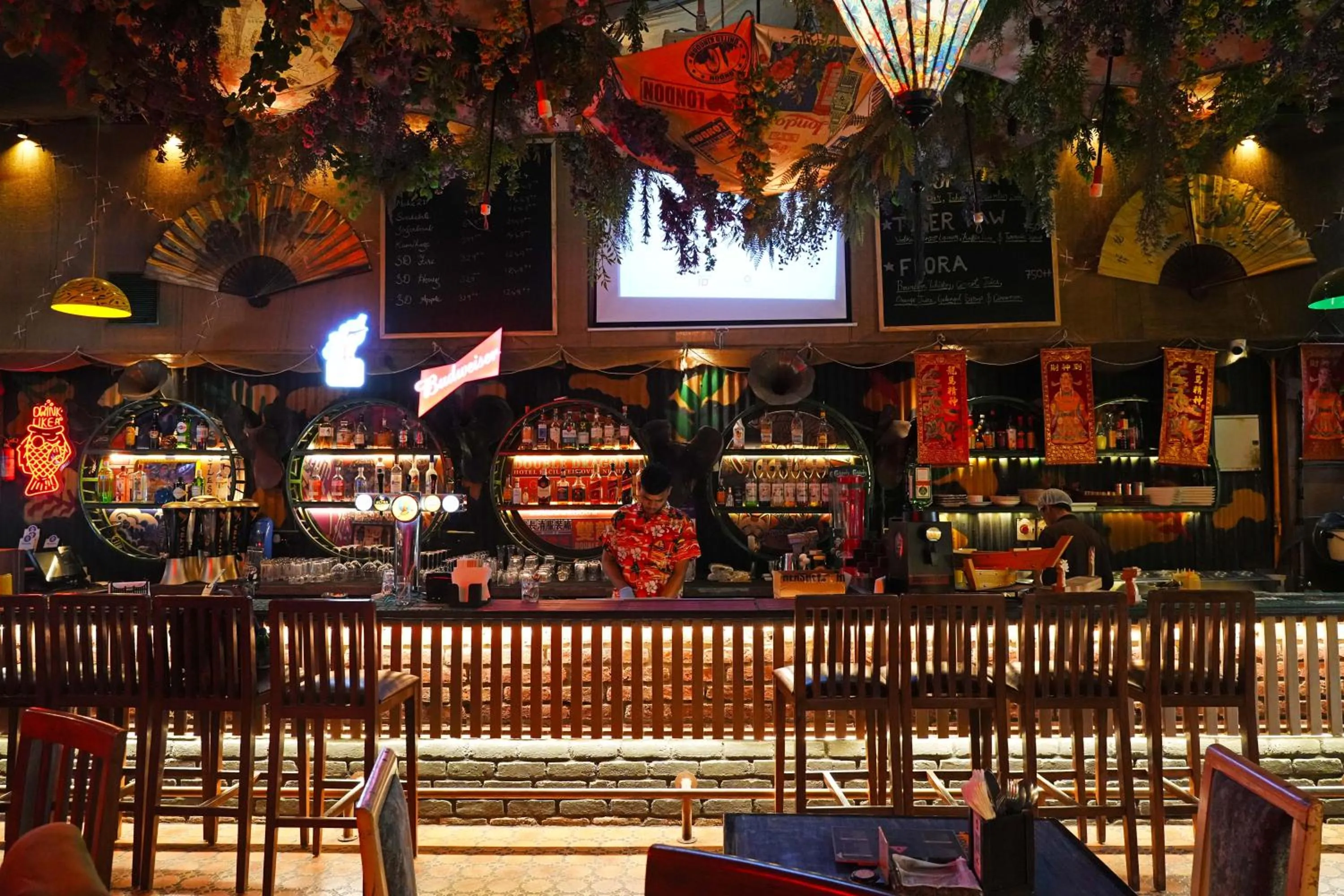 Lounge or bar in Hotel Peninsula Redpine