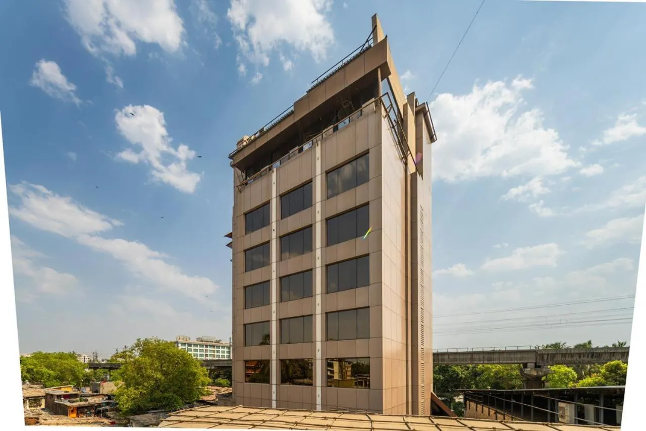 Property building in Hotel Peninsula Redpine