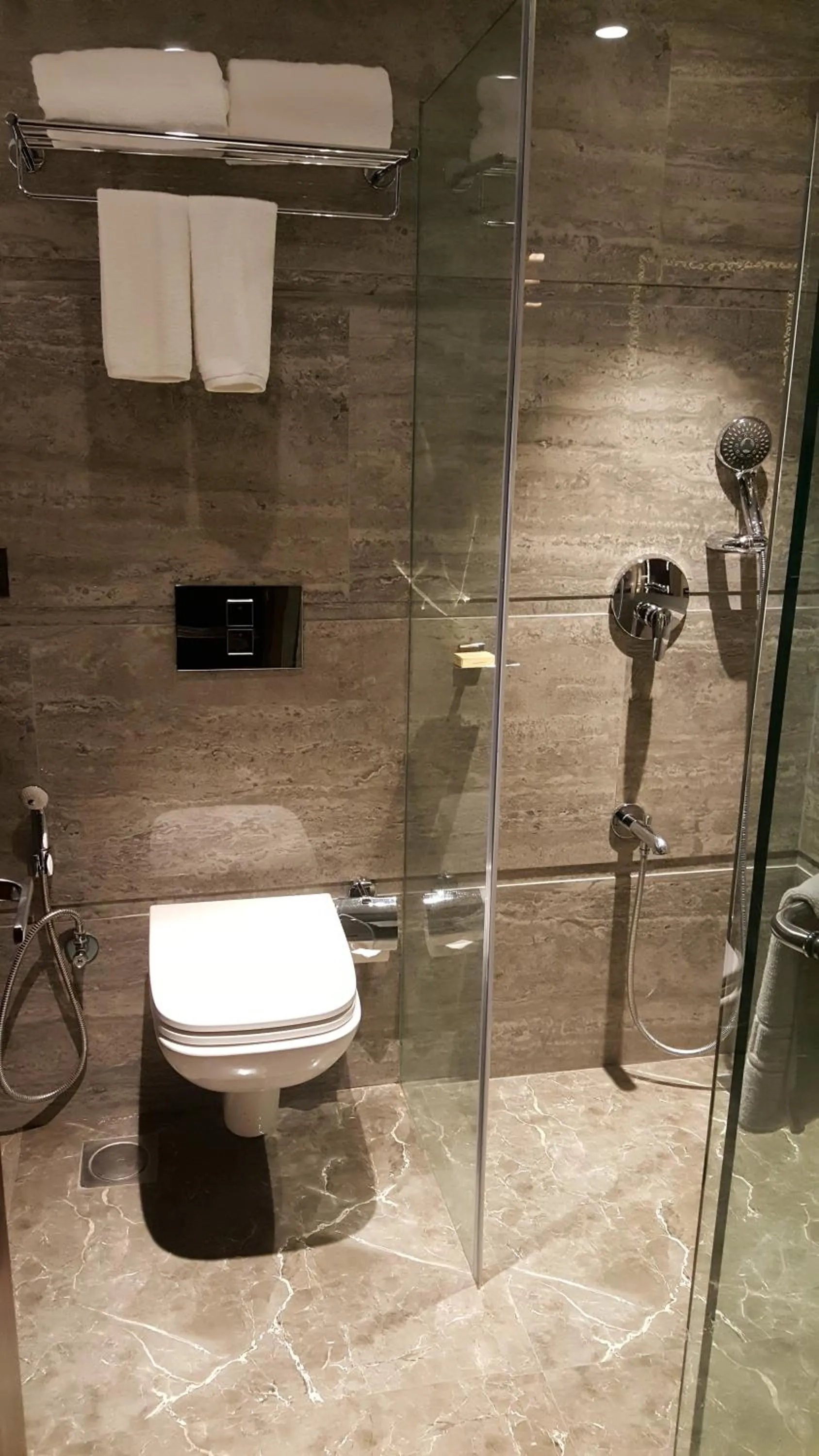 Shower in Hotel Peninsula Redpine