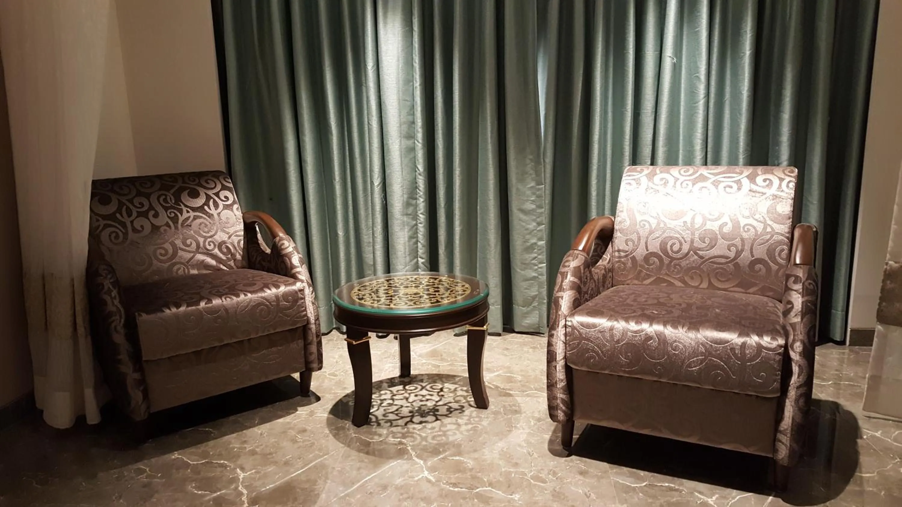 Seating area in Hotel Peninsula Redpine