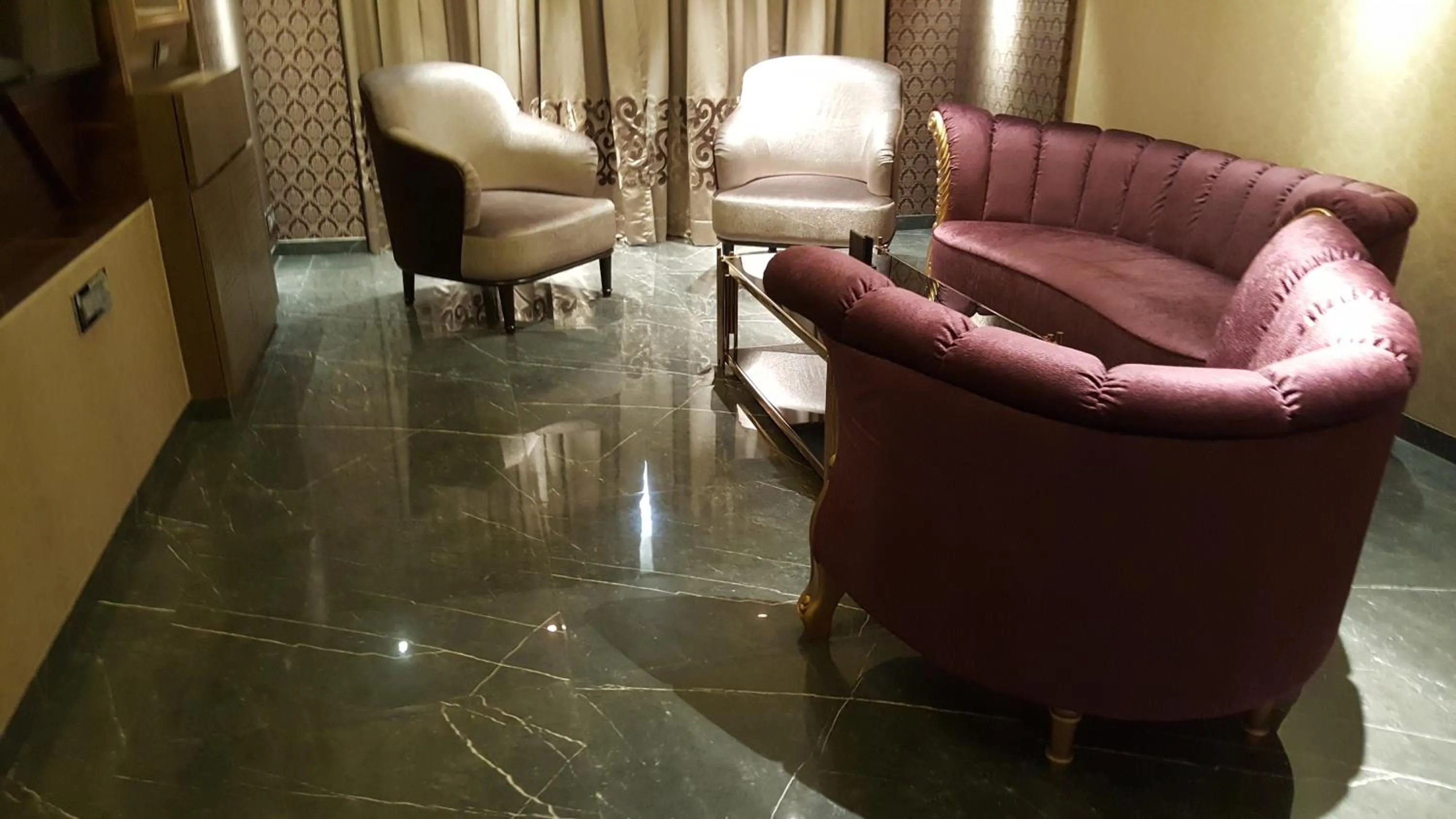 Seating area in Hotel Peninsula Redpine