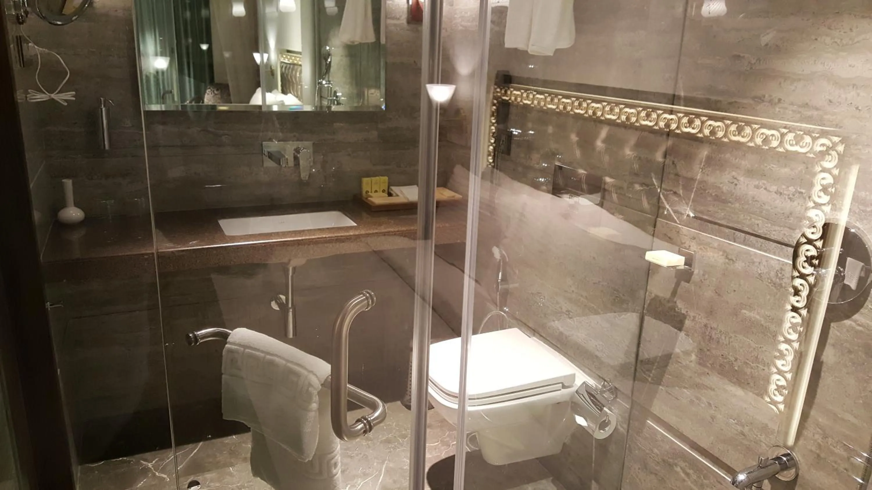 Bathroom in Hotel Peninsula Redpine