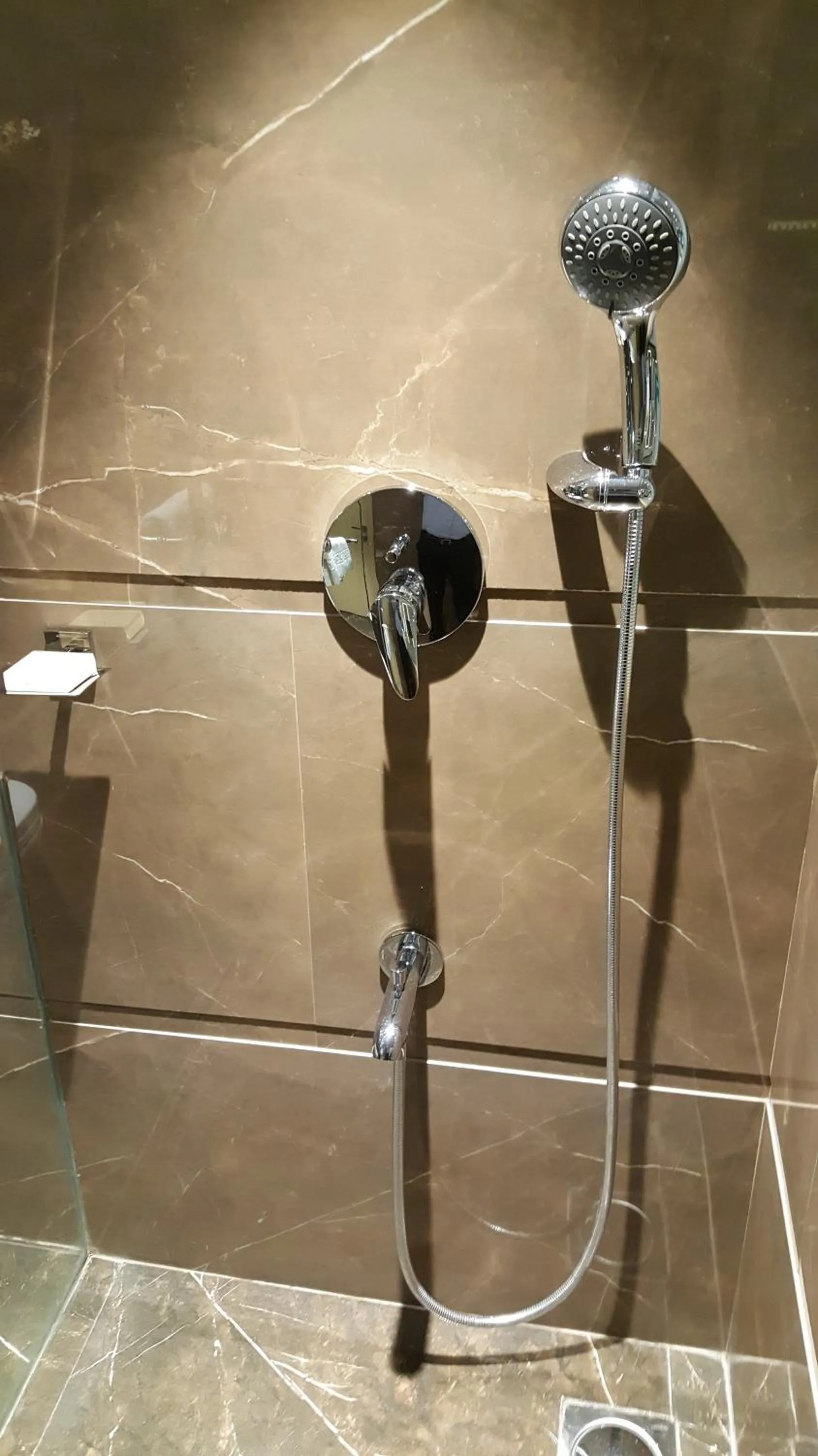 Shower in Hotel Peninsula Redpine