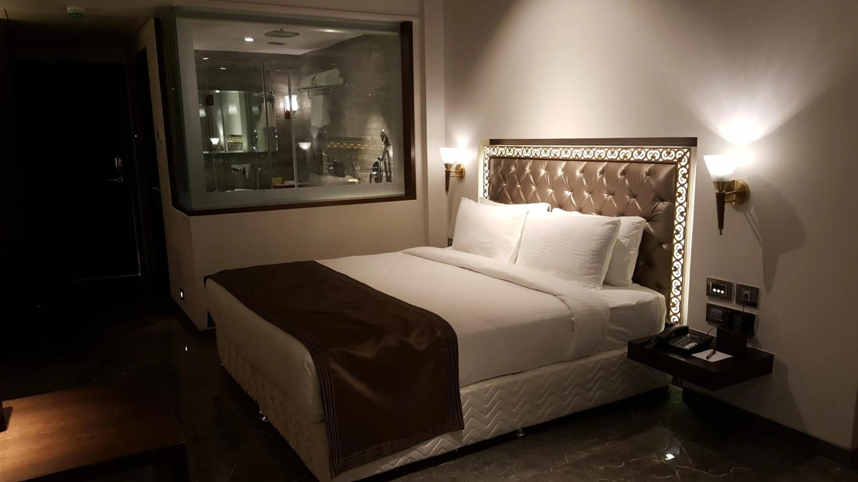 Bedroom, Bed in Hotel Peninsula Redpine