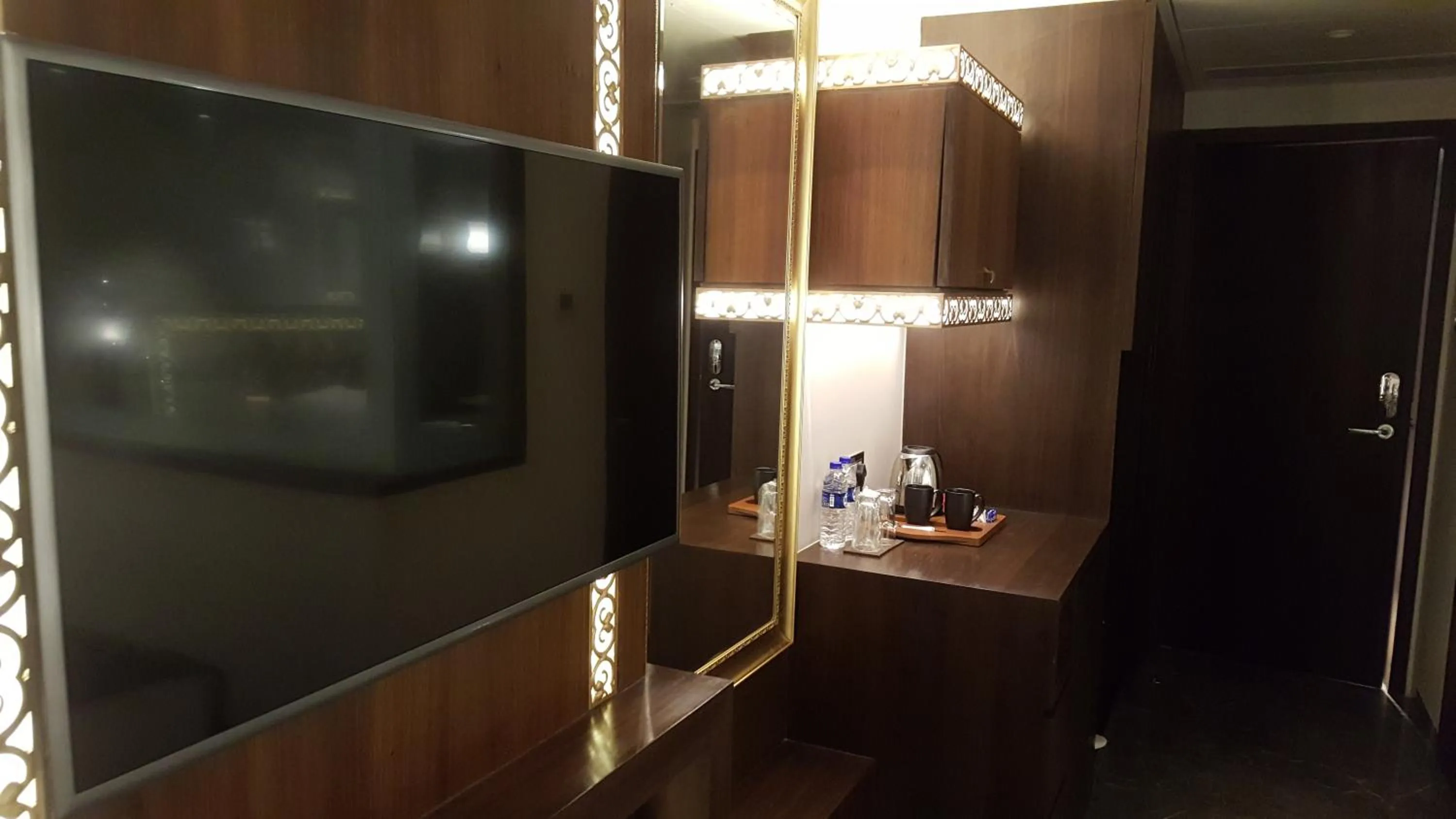 TV and multimedia in Hotel Peninsula Redpine