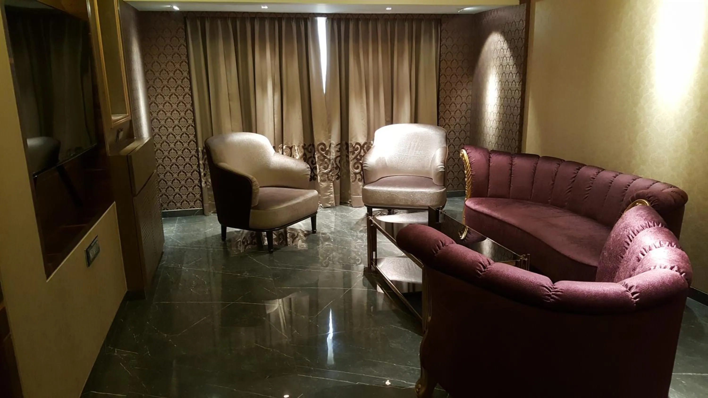 Seating area in Hotel Peninsula Redpine