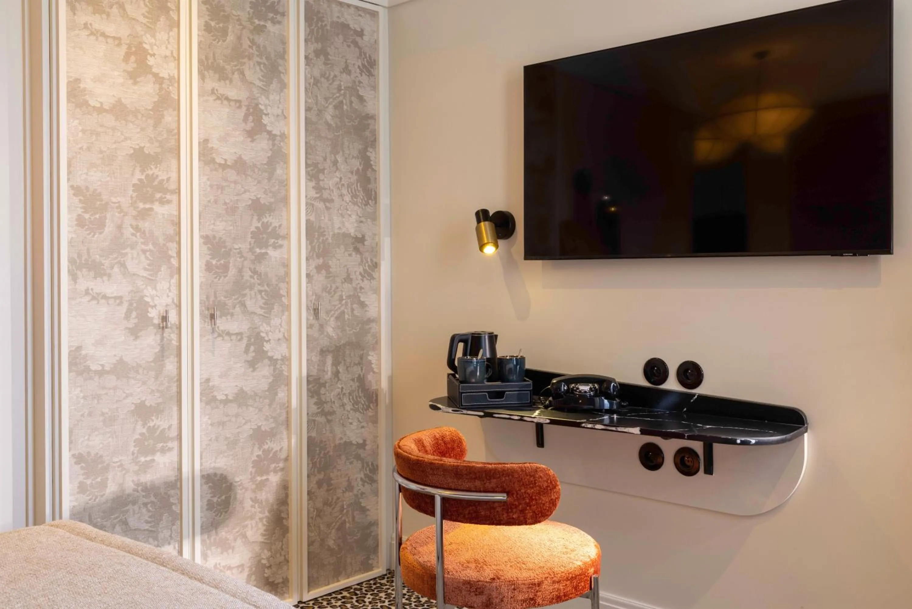 TV and multimedia in Hôtel l'Inattendu