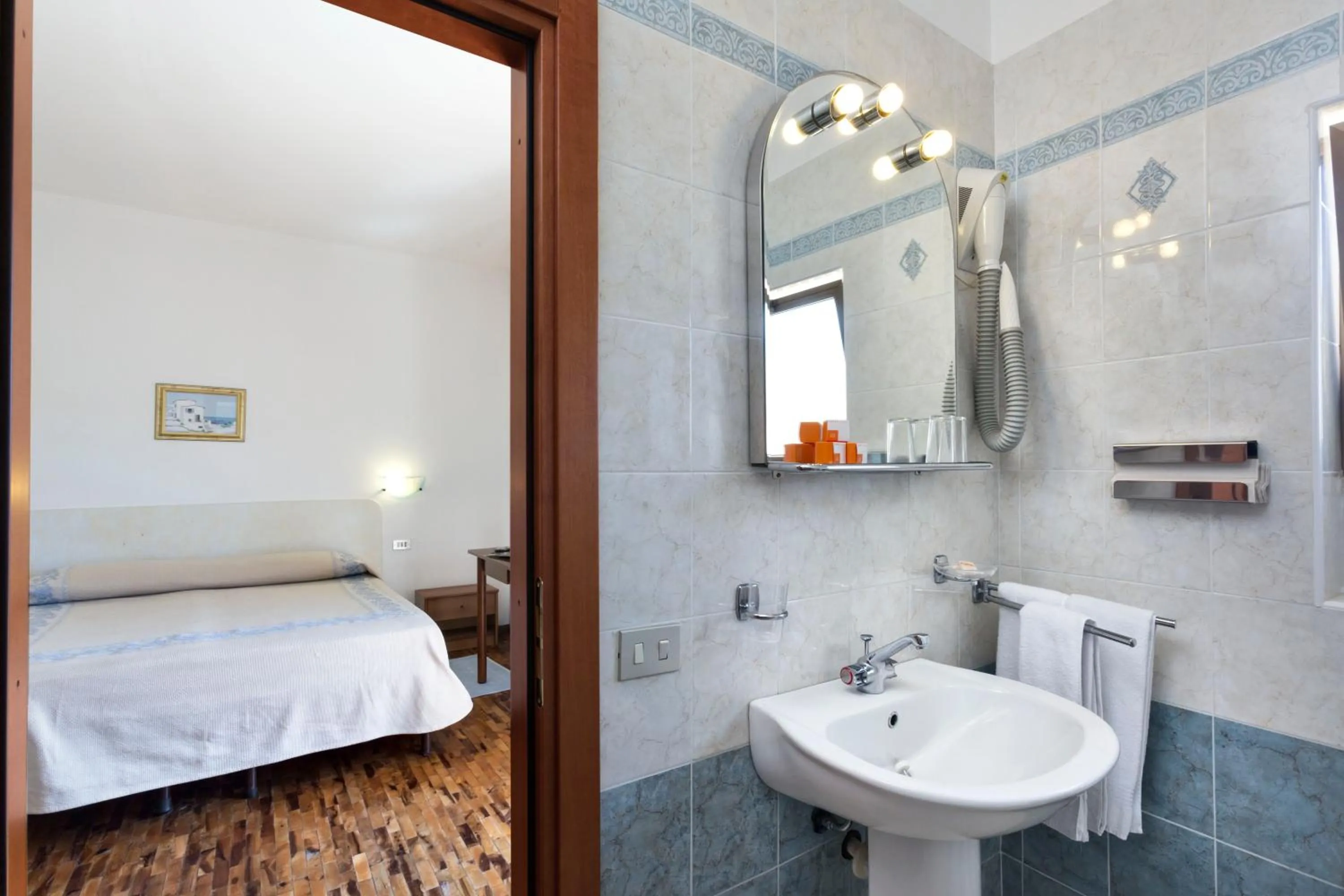 Bathroom, Bed in Hotel Citti