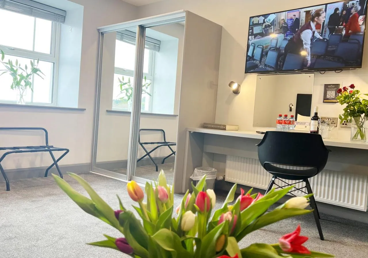 TV and multimedia in Bella Vista Hotel & Self Catering Suites