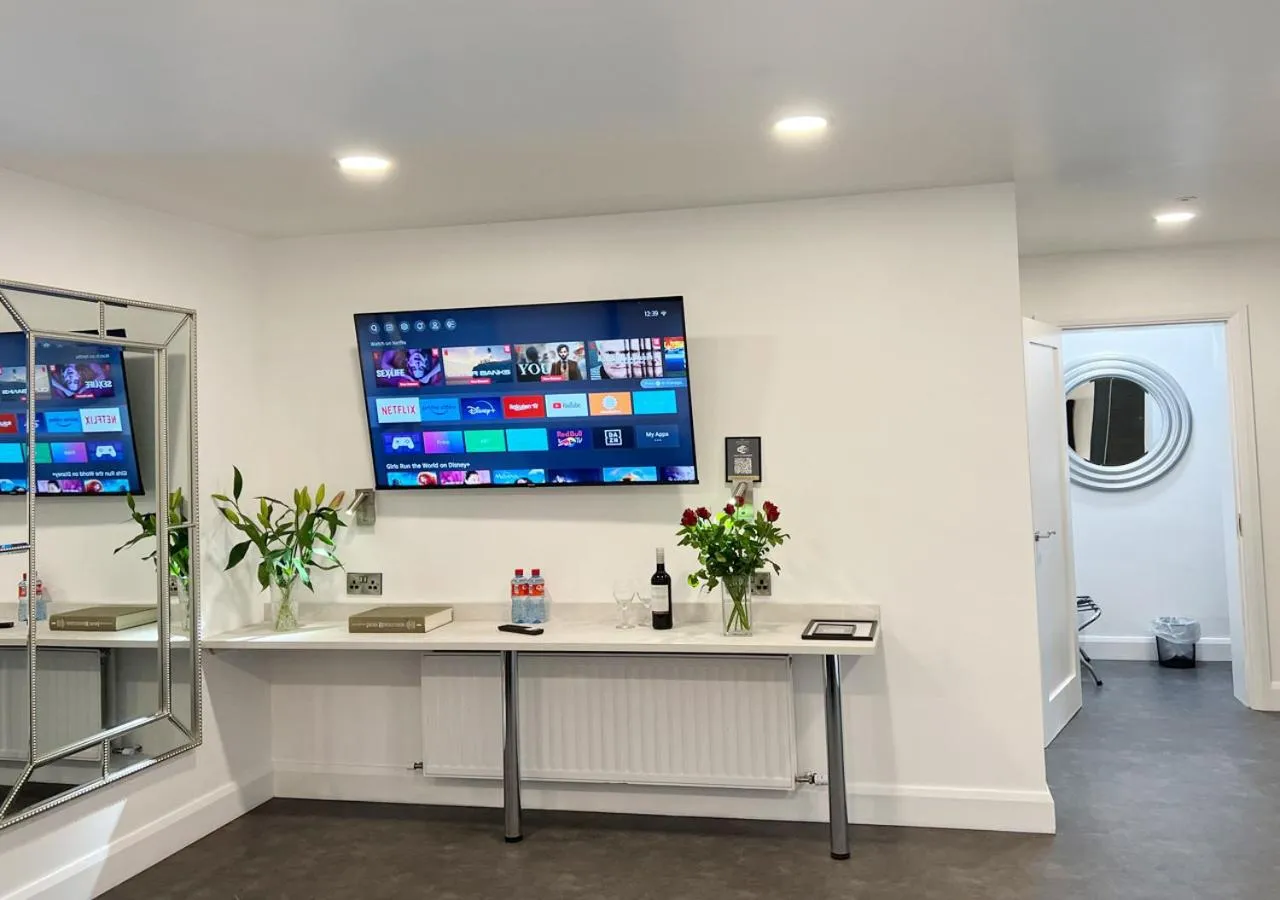 TV and multimedia in Bella Vista Hotel & Self Catering Suites