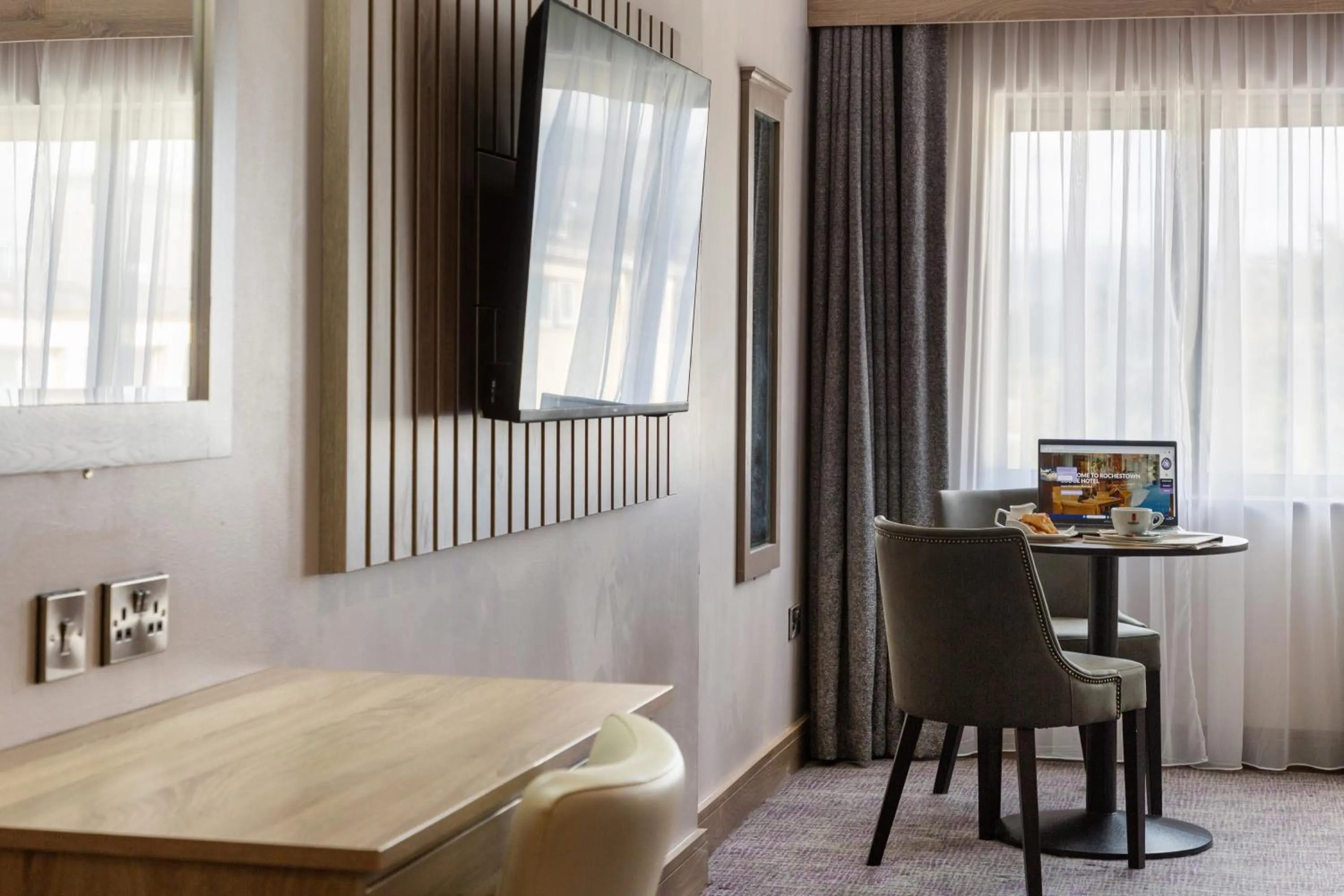 TV and multimedia in Rochestown Lodge Hotel