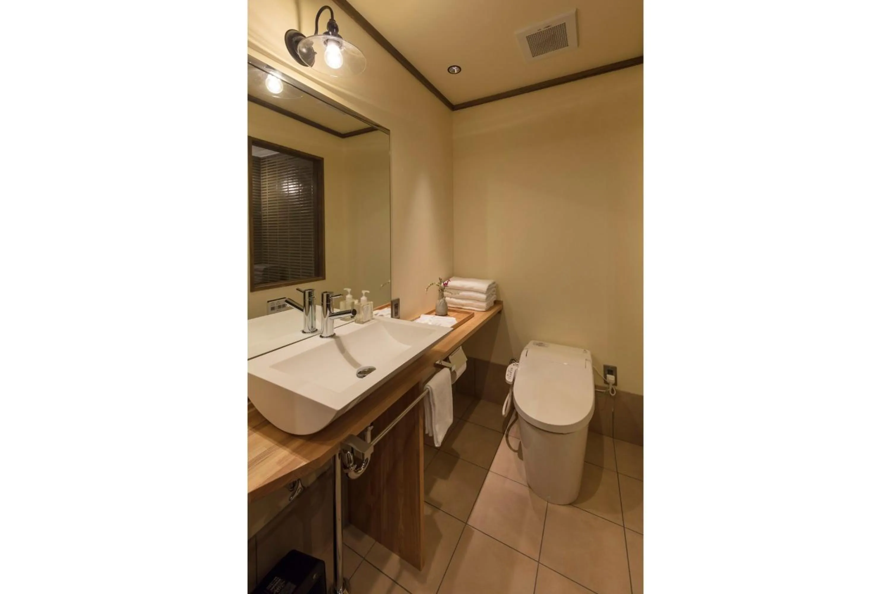 Bathroom in Hanagoromo Machiya House