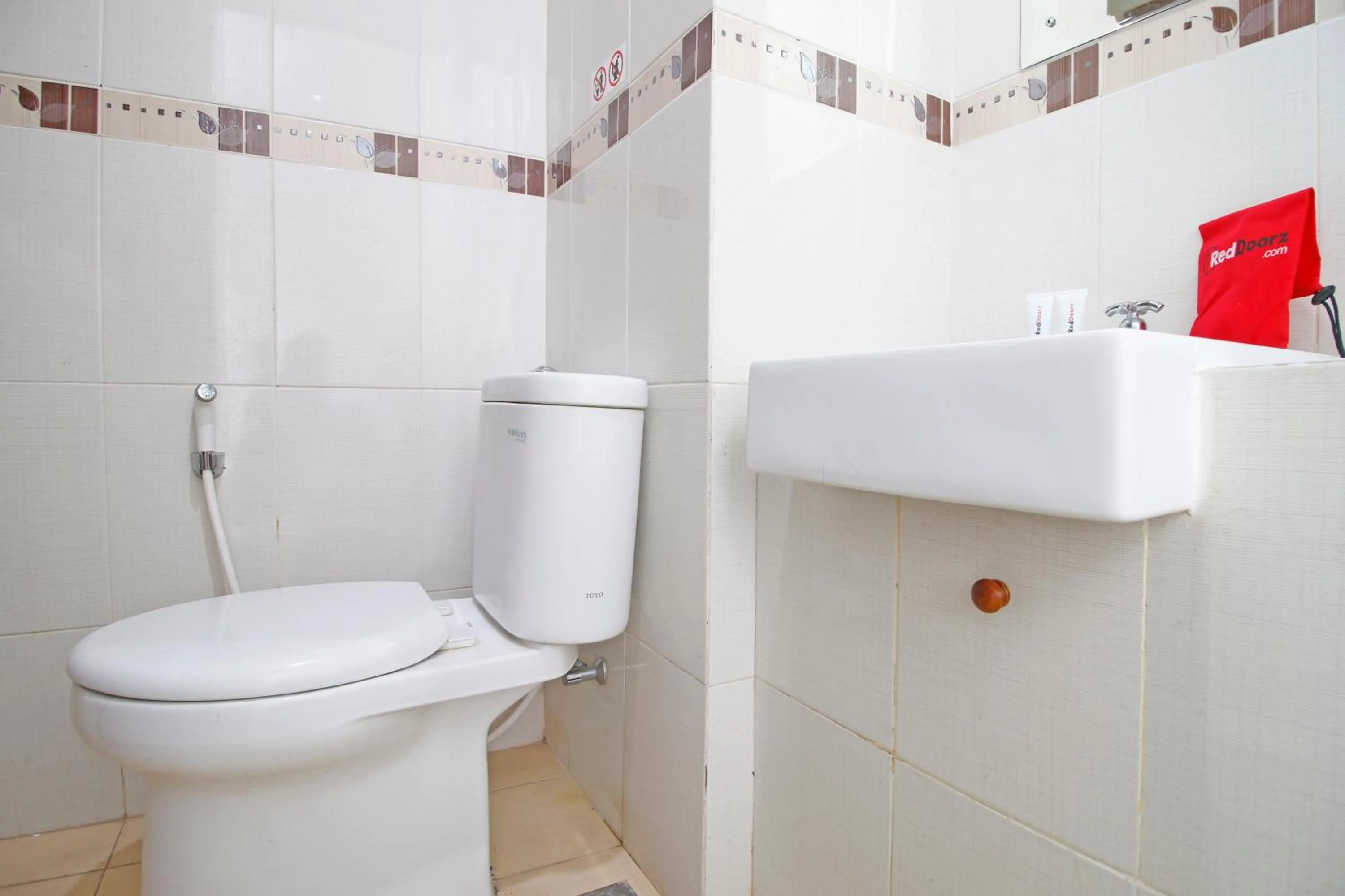 Bathroom in RedDoorz @ Turangga Sari